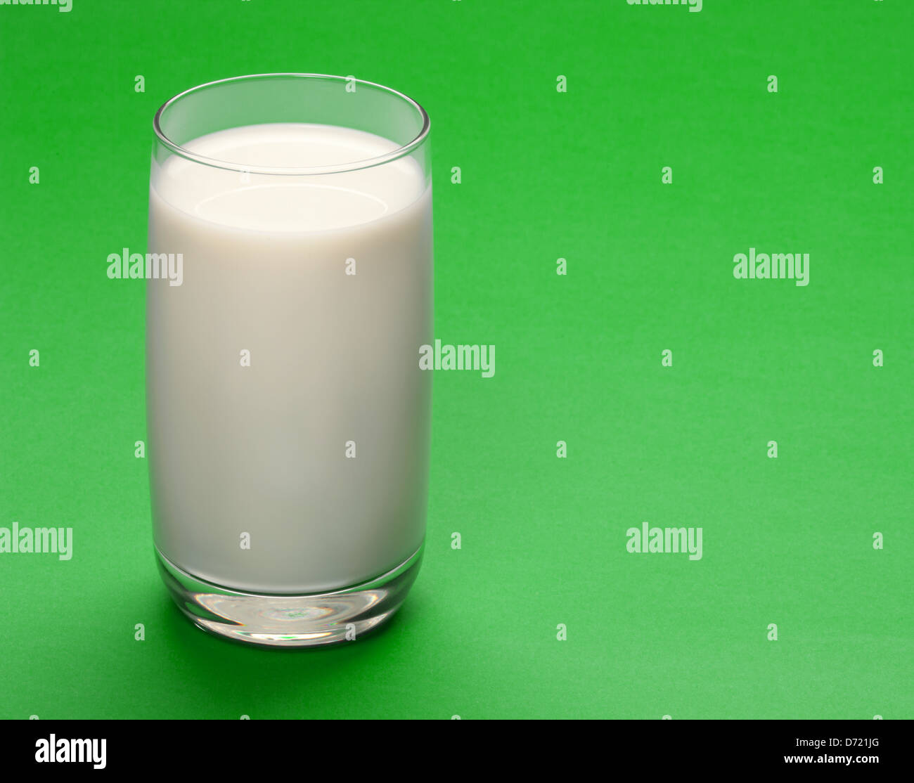 Milchglas auf grünem Hintergrund. Stockfoto