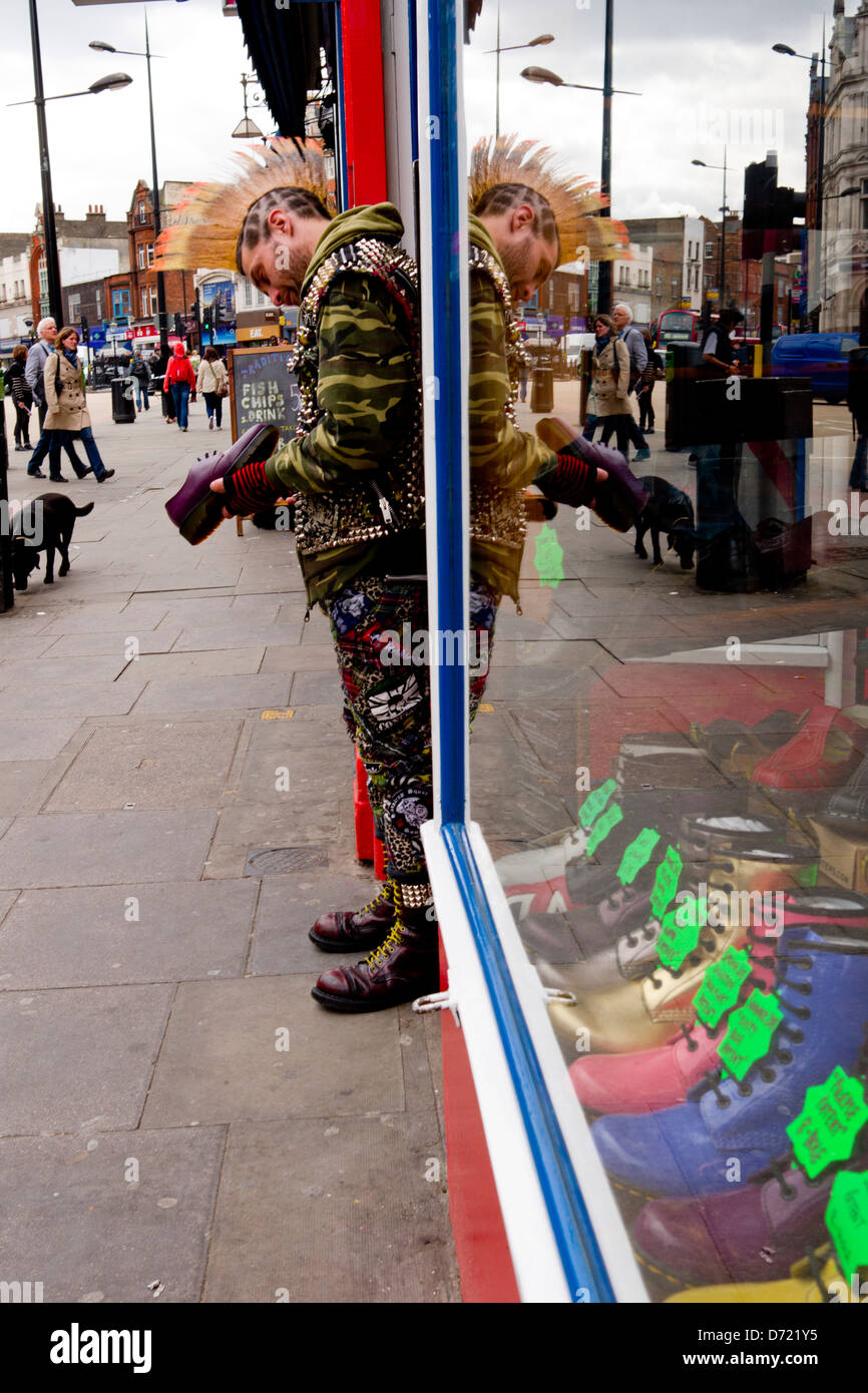 Punk vor Boot Shop in Camden Town. Stockfoto