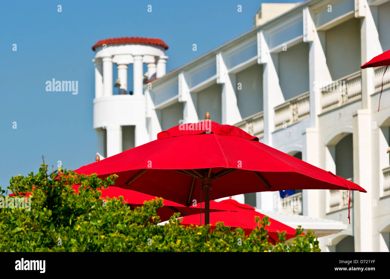 Leuchtend rote Sonnenschirme vor dem Oyster Box Hotel in Durban Durban in Südafrika. Stockfoto