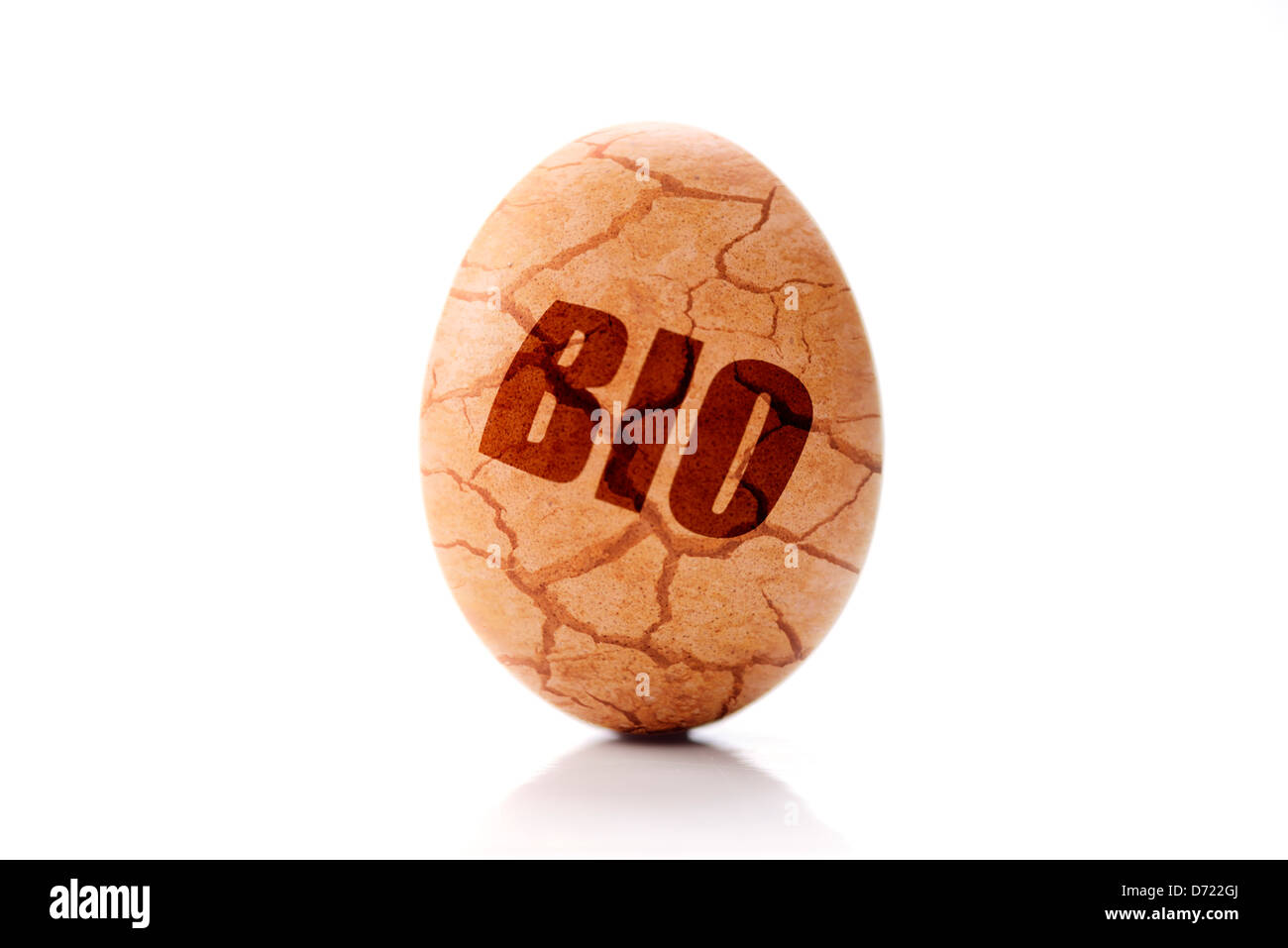 Ei mit Bio-Siegel und Tränen, falsch beschriftete Biologie Eiern Stockfoto