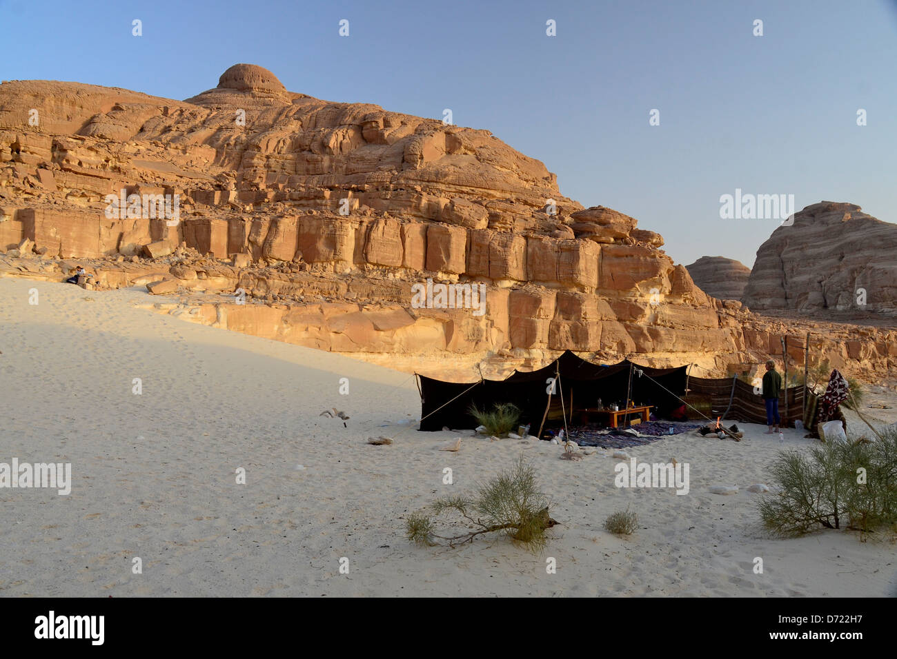 Ein traditioneller Beduinen-Zelt in der steinigen Wüste des Sinai Stockfoto