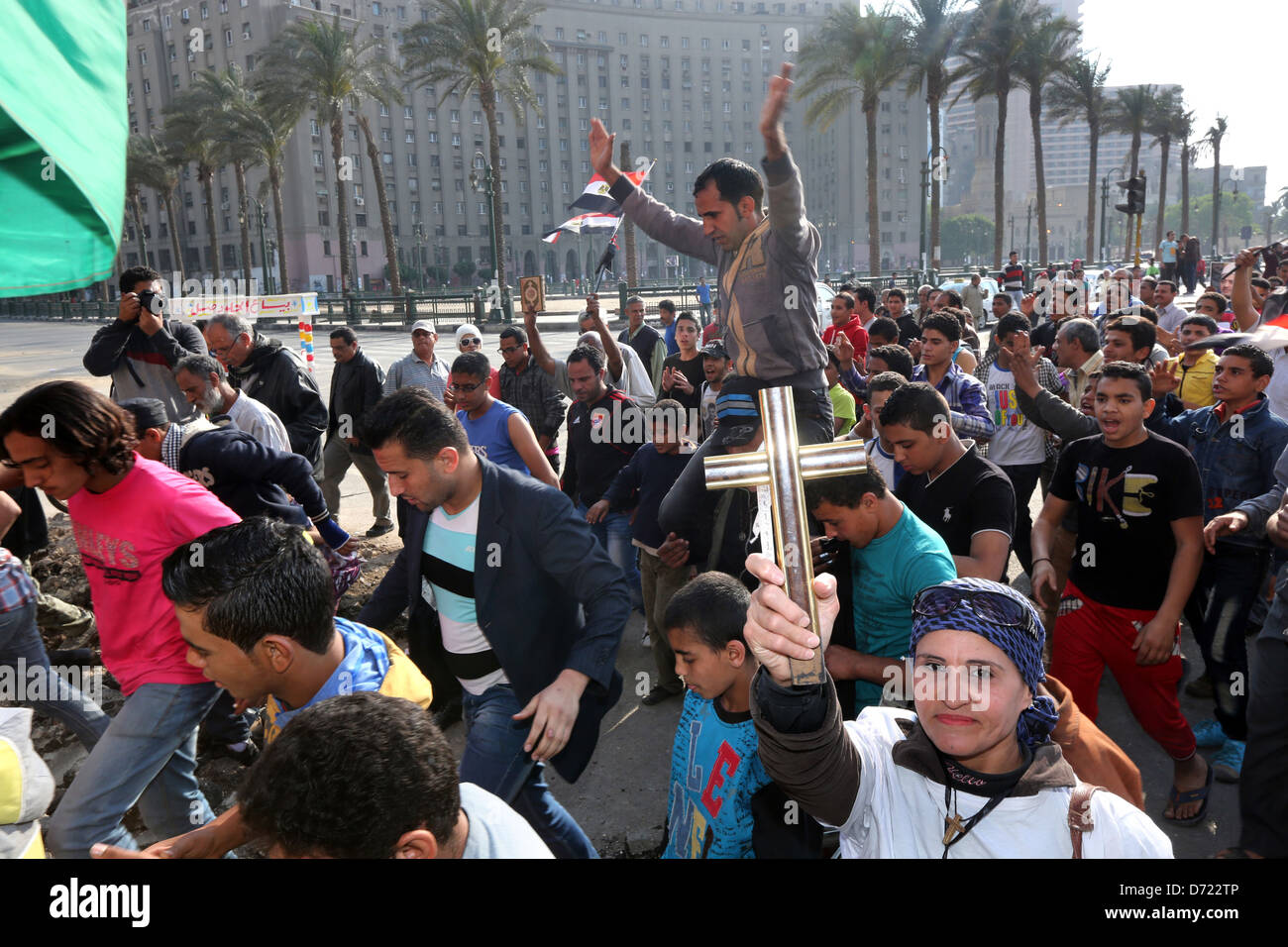 Eine christliche Frau hält ein hölzernes Kreuz während einer friedlichen christlich-muslimischen Großkundgebung am Tahrir-Platz in Kairo, Ägypten Stockfoto
