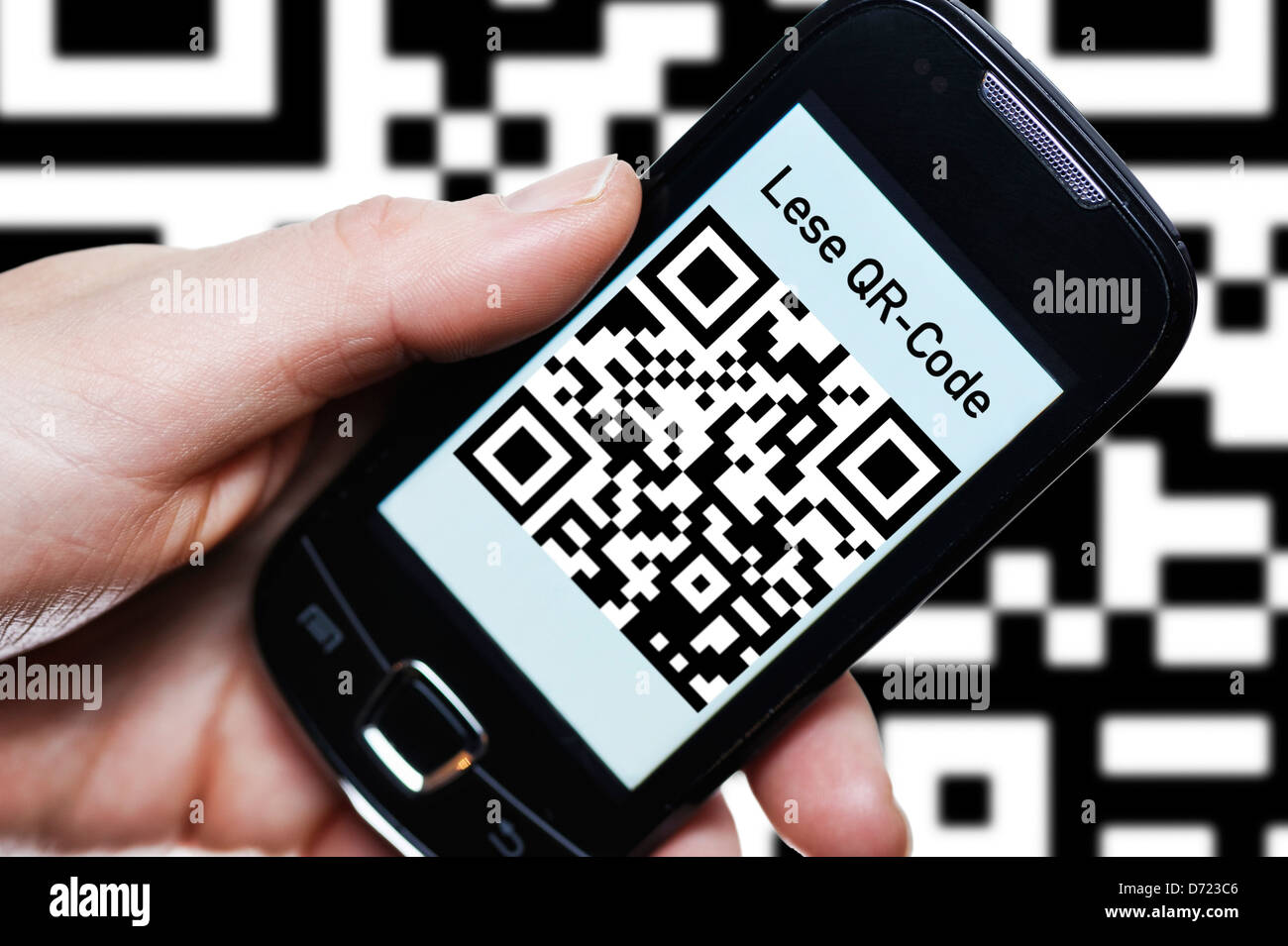 Hand mit Smartphone und QR-code Stockfoto