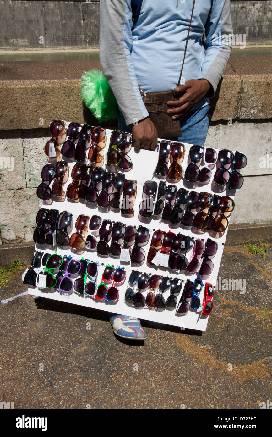 Einwanderer waren Sonnenbrillen in Straße Rom Italien zu verkaufen Stockfoto