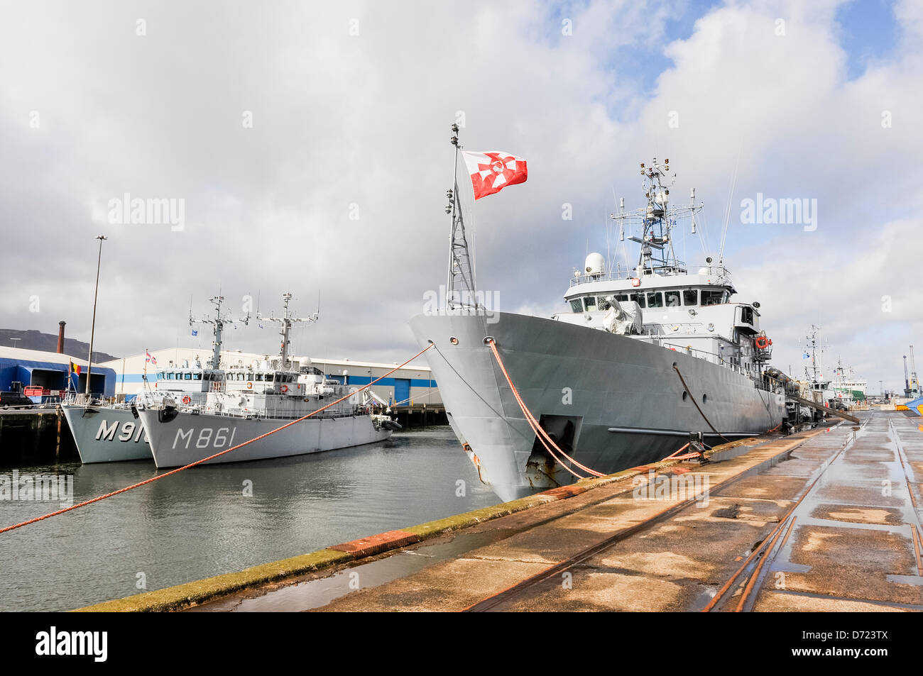 Belfast, Nordirland. 26. April 2013.  ORP Kontradmiral Xawery Czernicki (polnische Marine) aus der Standing NATO Mine Gegenmaßnahmen Gruppe 1 (SNMCG1), mit BNS Bellis (belgische Marine) und HNLMS Urk (niederländische Marine) festgemacht in Belfast nach einer zweiwöchigen Operation vor der Küste von Nordirland und Schottland. Bildnachweis: Stephen Barnes/Alamy Live-Nachrichten Stockfoto