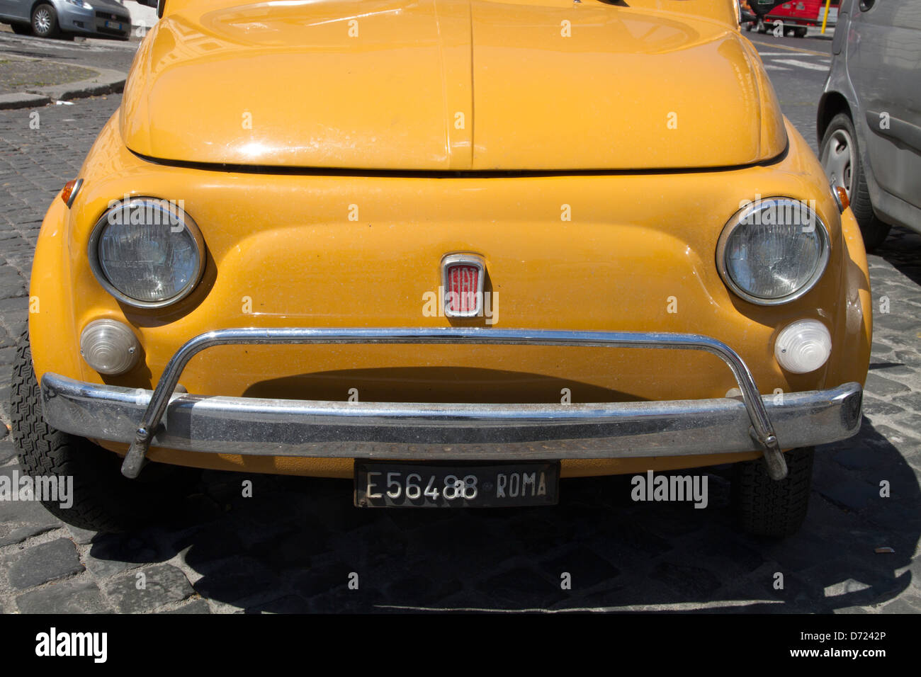 Fiat 500 Gelb Oldtimer Stadt Auto vorne detail Stockfoto