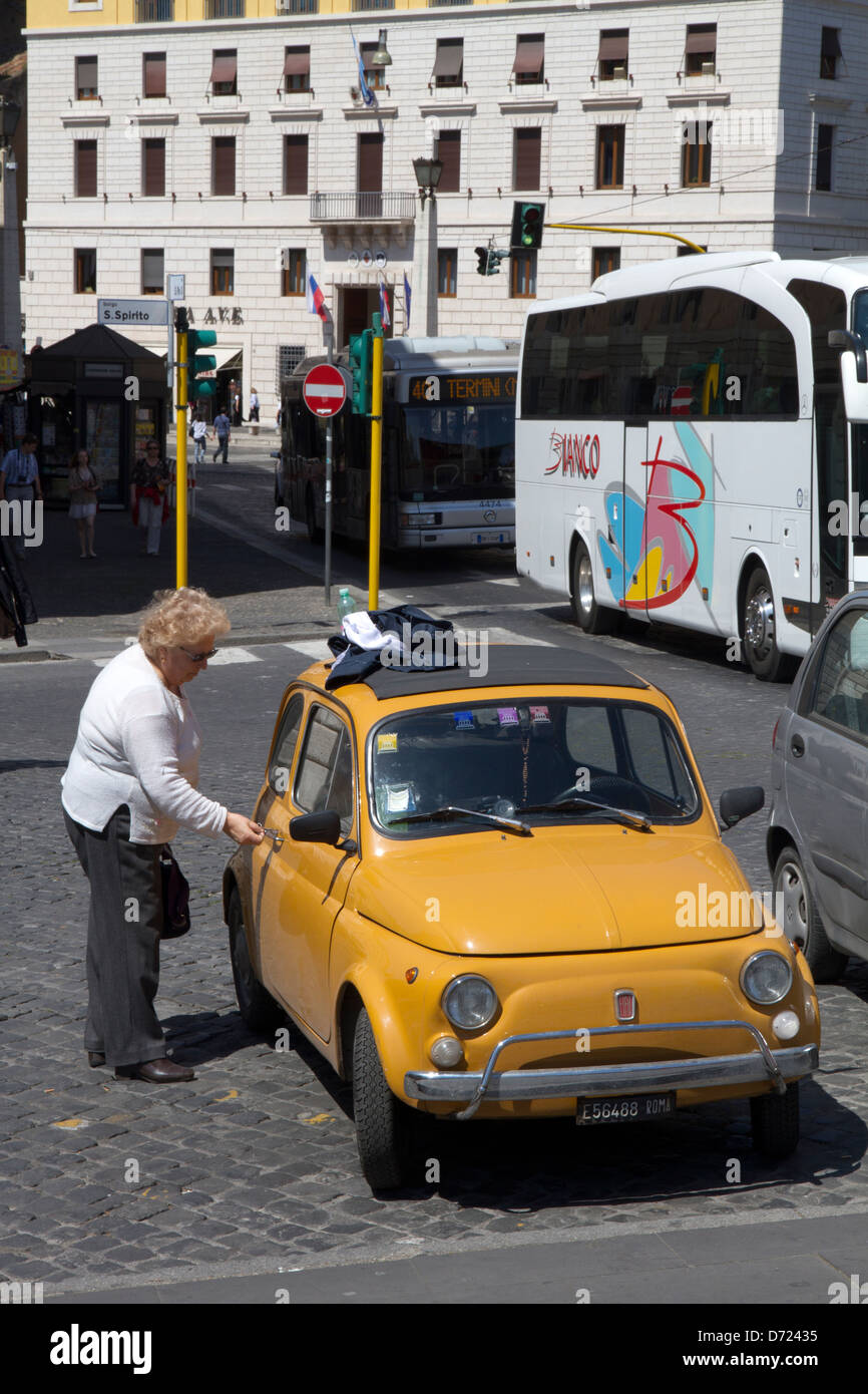 Fiat 500 Gelb Oldtimer Stadtauto in Rom Italien Stockfoto