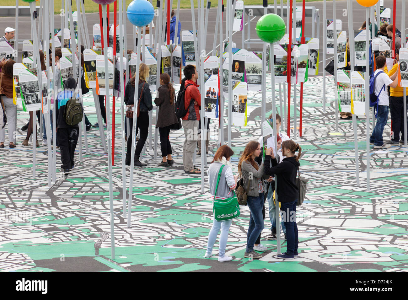 Berlin, Deutschland, Besucher der größten begehbaren Karte von Berlin Stockfoto