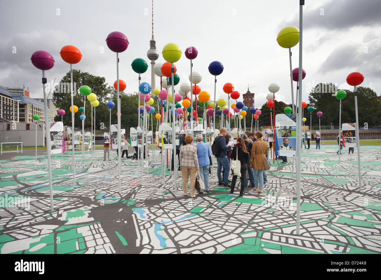 Berlin, Deutschland, Besucher der größten begehbaren Karte von Berlin Stockfoto
