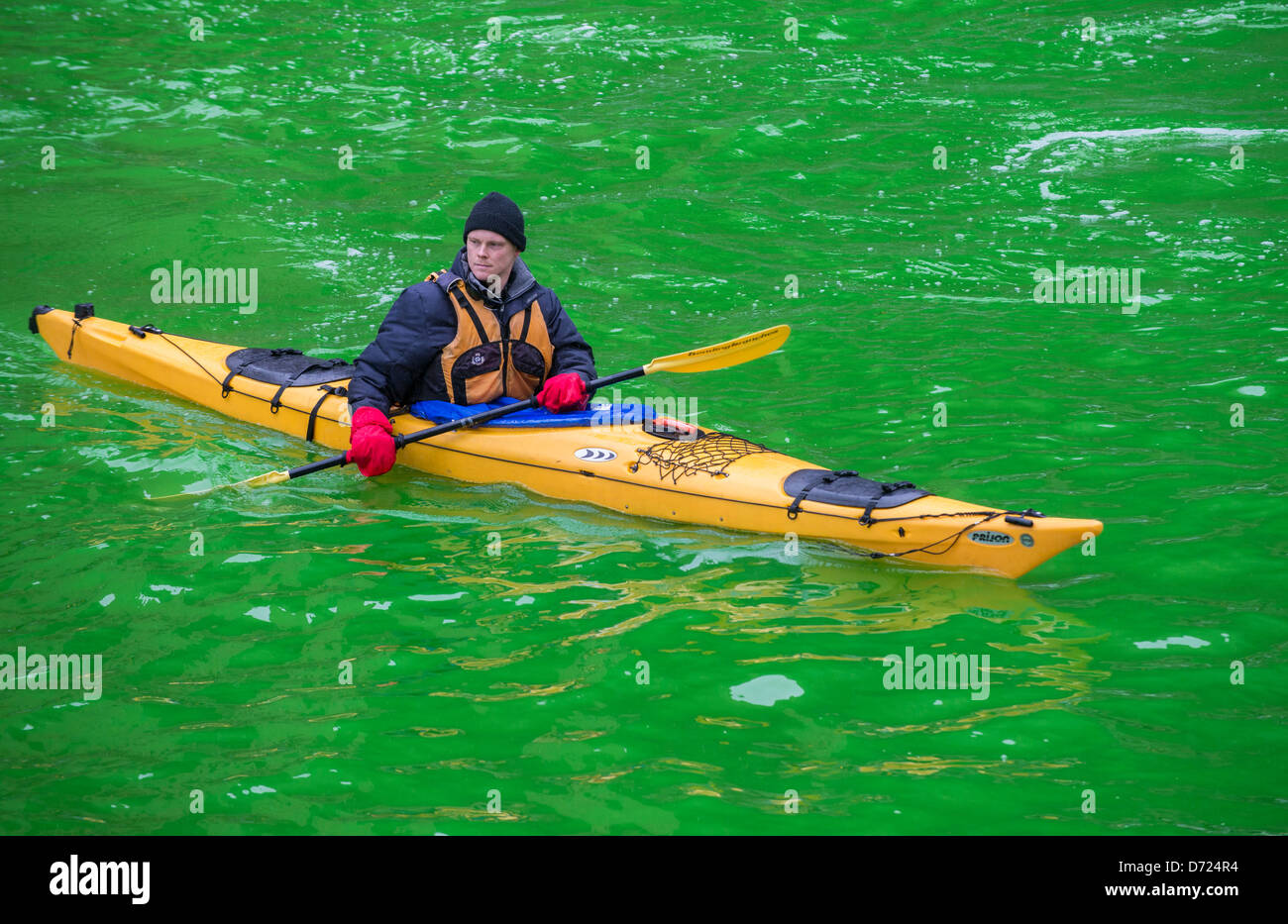 Der Chicago River ist für St. Patricks Day in Chicago grün gefärbt. Stockfoto