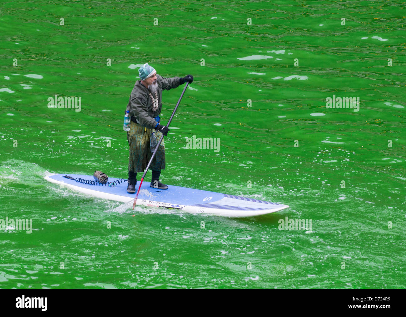 Der Chicago River ist für St. Patricks Day in Chicago grün gefärbt. Stockfoto