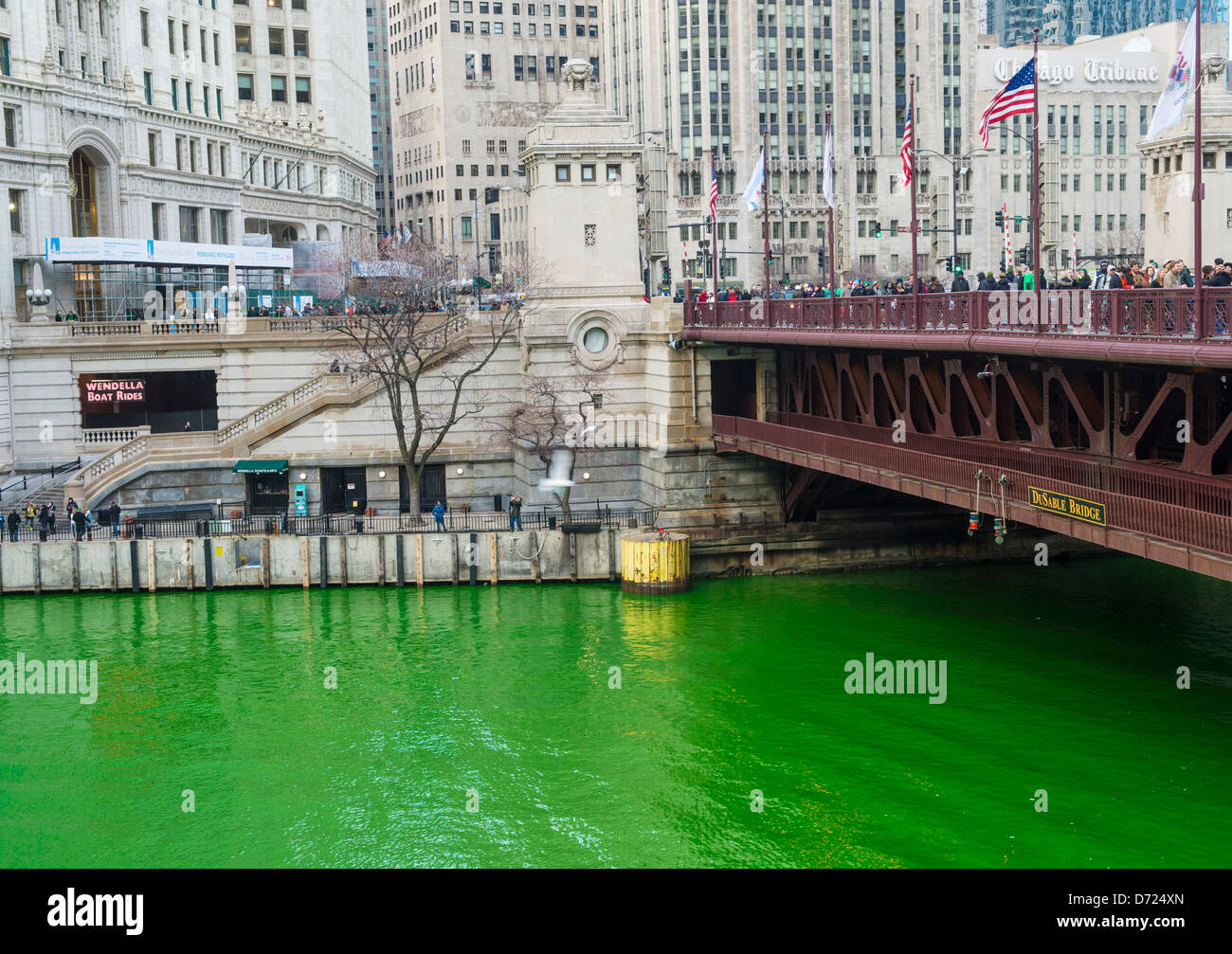 Der Chicago River ist für St. Patricks Day in Chicago grün gefärbt. Stockfoto