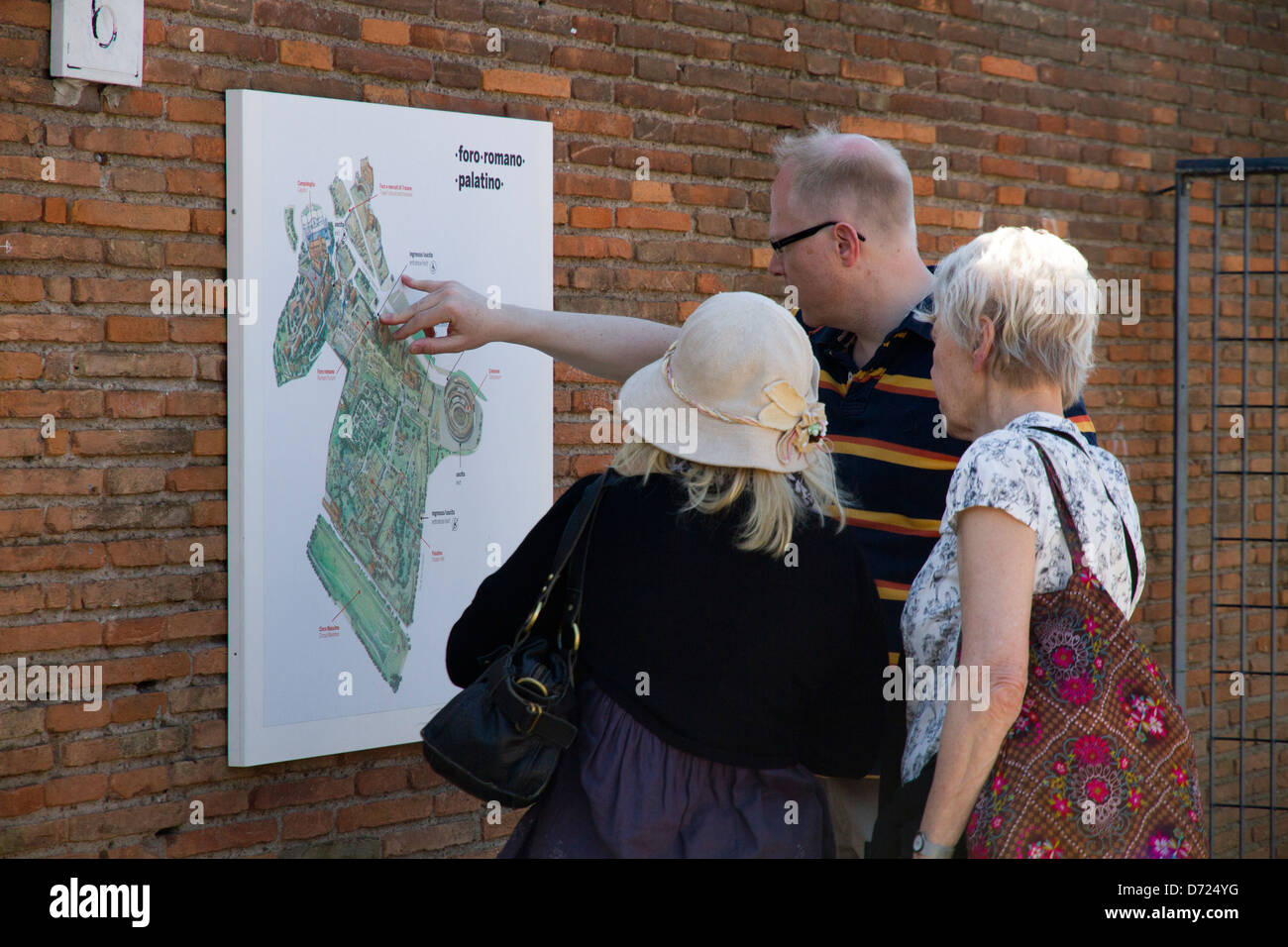 Gruppe von Touristen, die gerne eine Karte des römischen Forum Rom Italien Stockfoto
