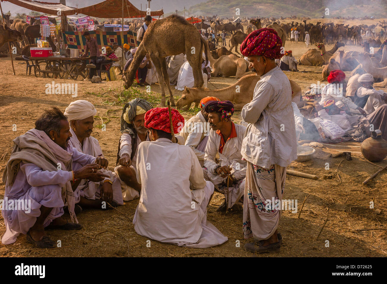 Rajput Händler besprechen der Kauf und Verkauf von Kamelen auf der jährlichen Messe in Pushkar, Rajasthan, Indien. Stockfoto