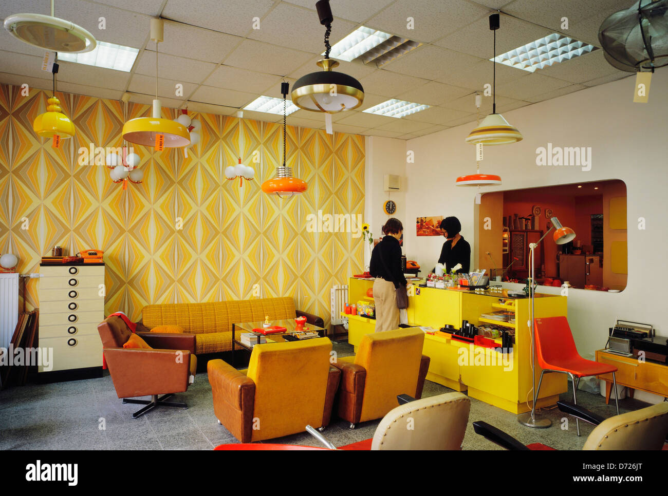 Berlin, Deutschland, Shop für Gebrauchtmoebel im Stil der 60er und 70er Jahre Stockfoto