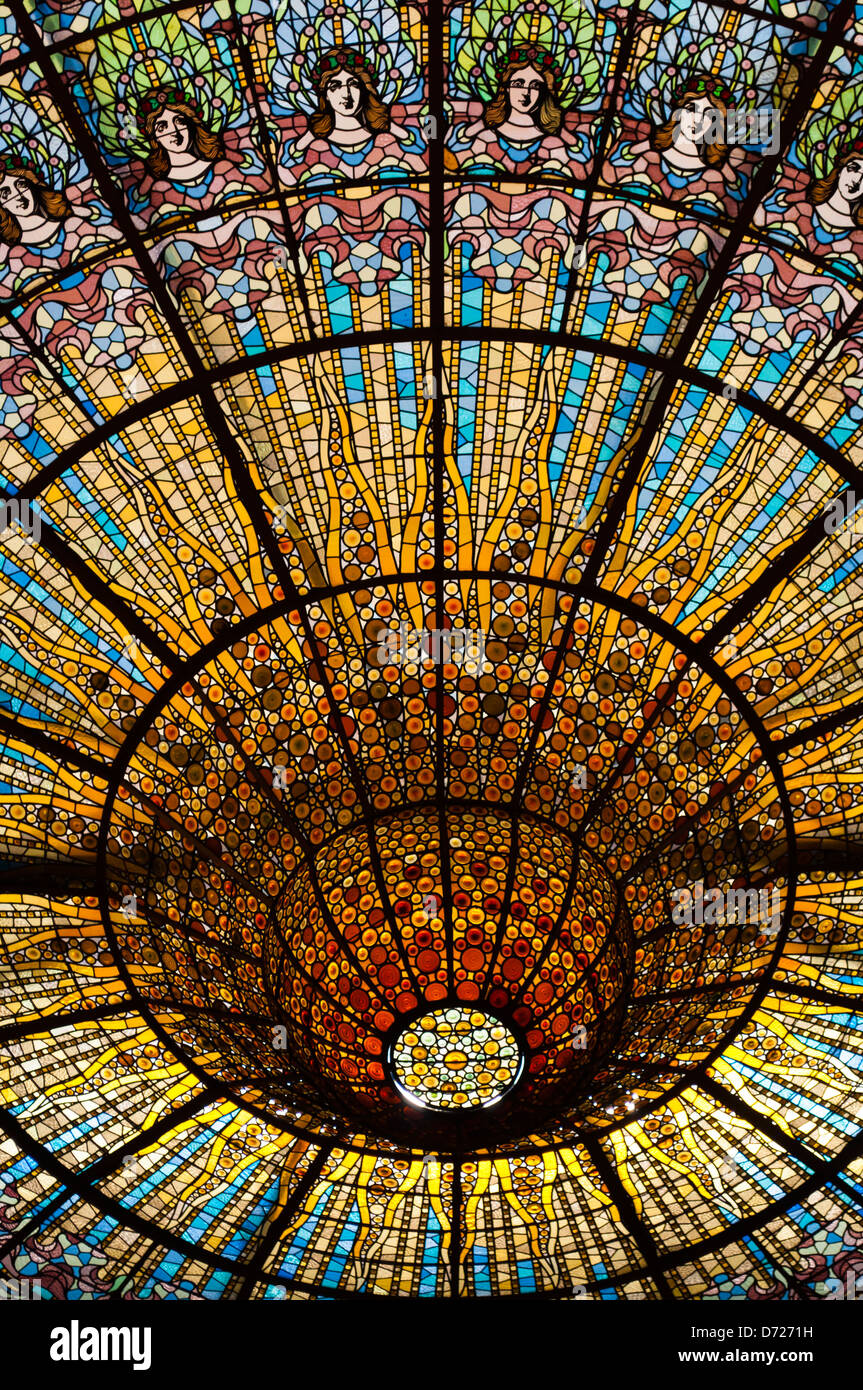 Decke aus Buntglas in Palau De La Musica Catalana, Barcelona, Katalonien, Spanien Stockfoto