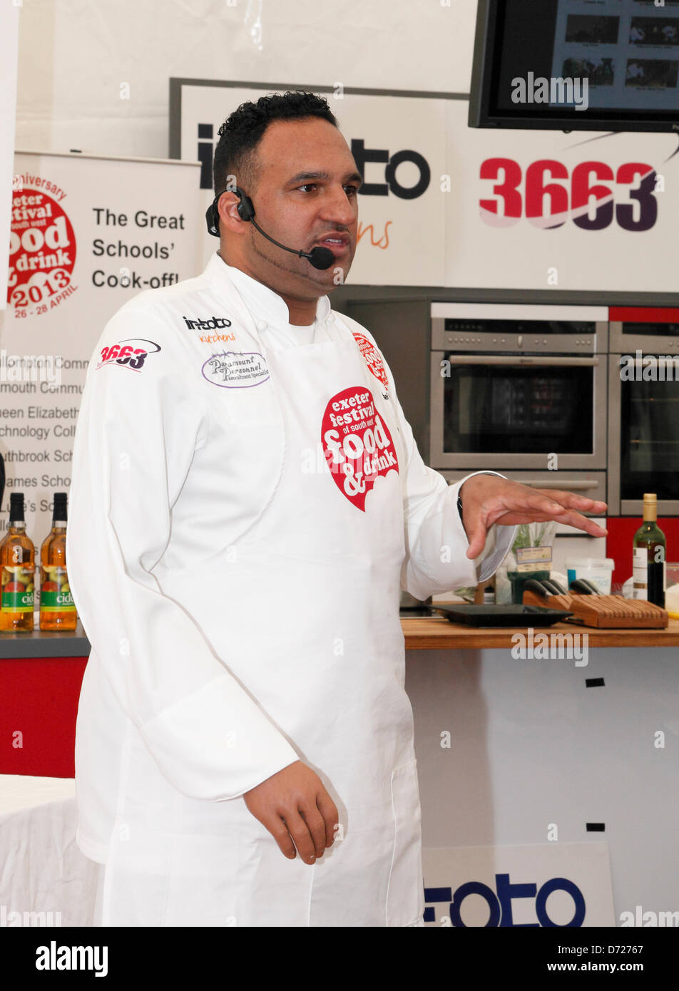 Exeter, UK. 26. April 2013. Starkoch Michael Caines an der Exeter Festival von Südwesten Essen und trinken große Student Kochduell für Studenten der Académie Michael Kuens am Exeter College UK compering. Bildnachweis: Anthony Collins/Alamy Live-Nachrichten Stockfoto