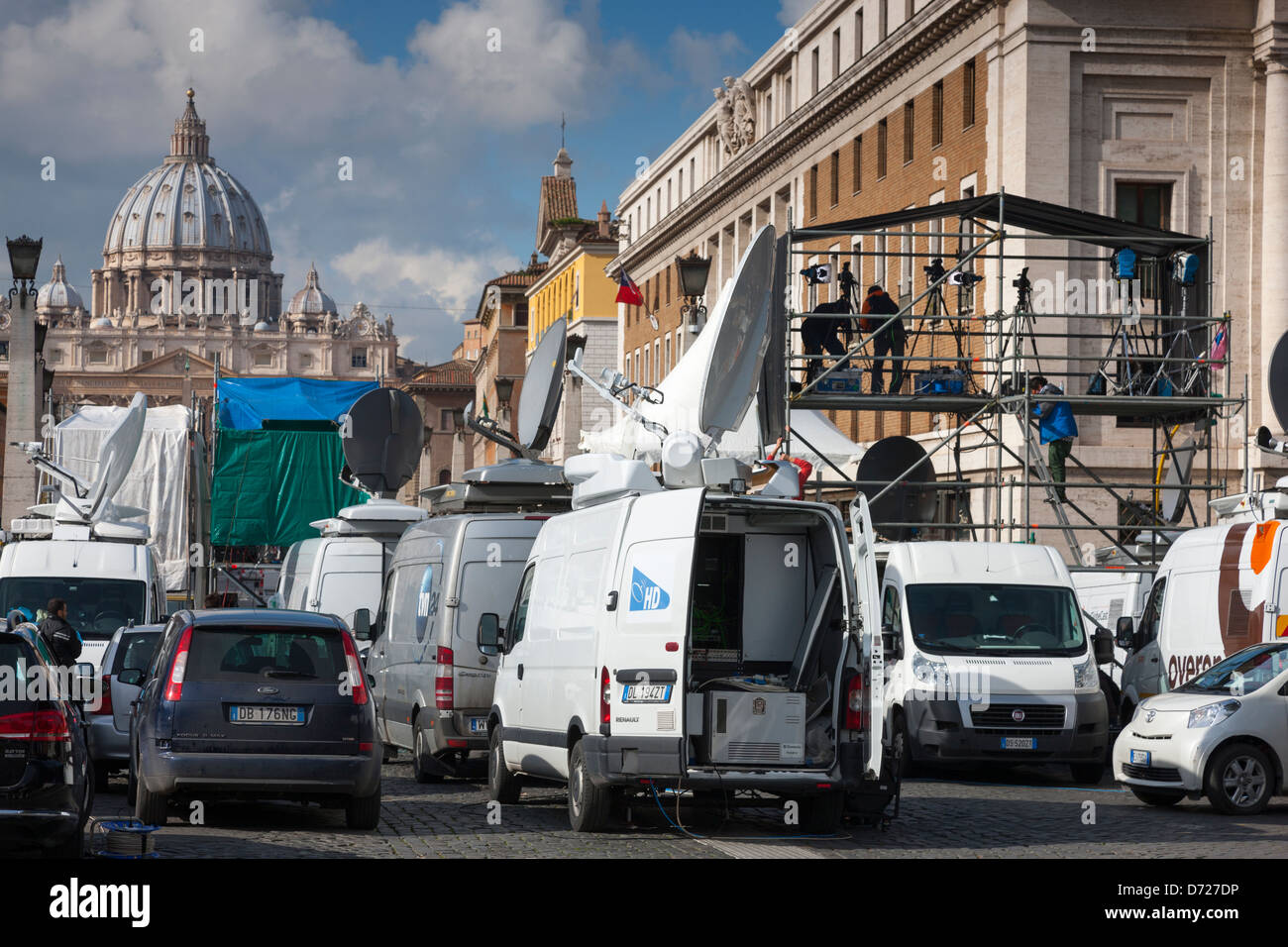 Str. Peters Basilica und die Weltpresse in der Nähe des Vatikans am Tages nach dem Rücktritt von Papst Benedict XVI, Rom, Italien Stockfoto