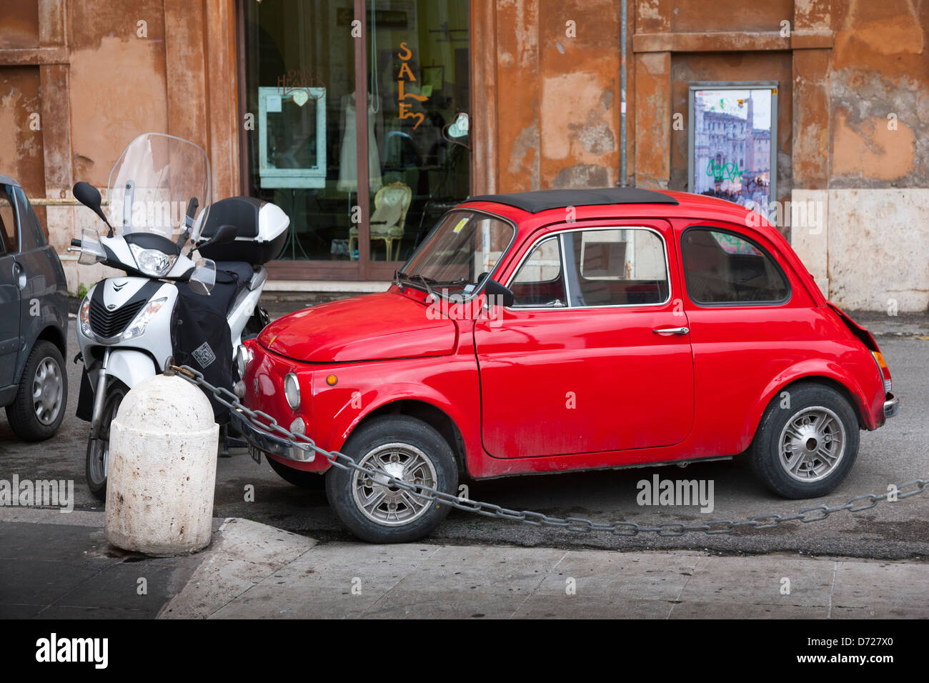 Ein rotes Fiat Auto parkte auf der Straße in Rom, Italien Stockfoto