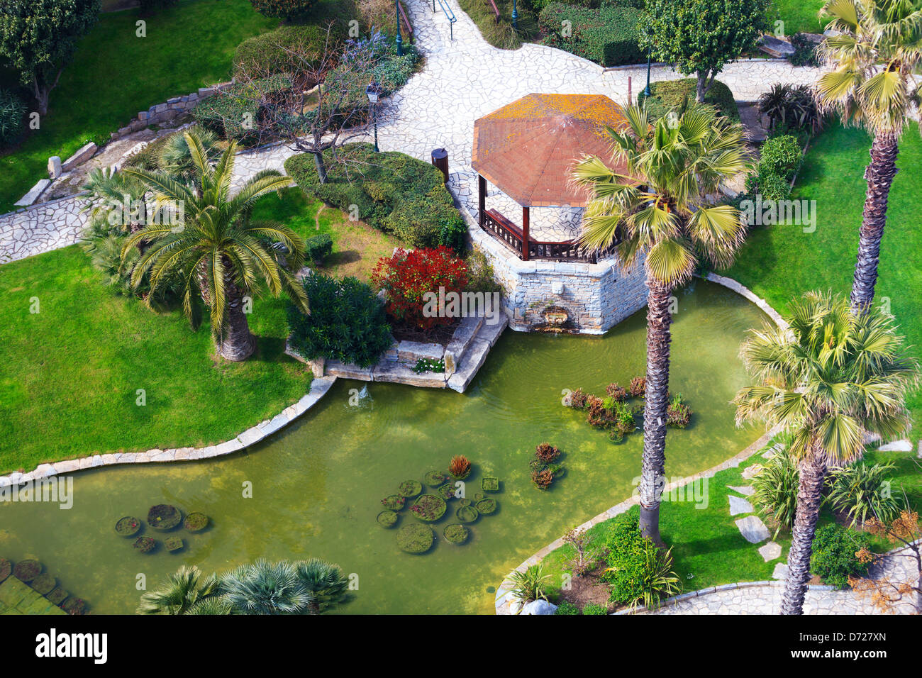 Luftaufnahme von einem wunderschönen tropischen Garten und eine Sitzecke in der Mitte. Stockfoto
