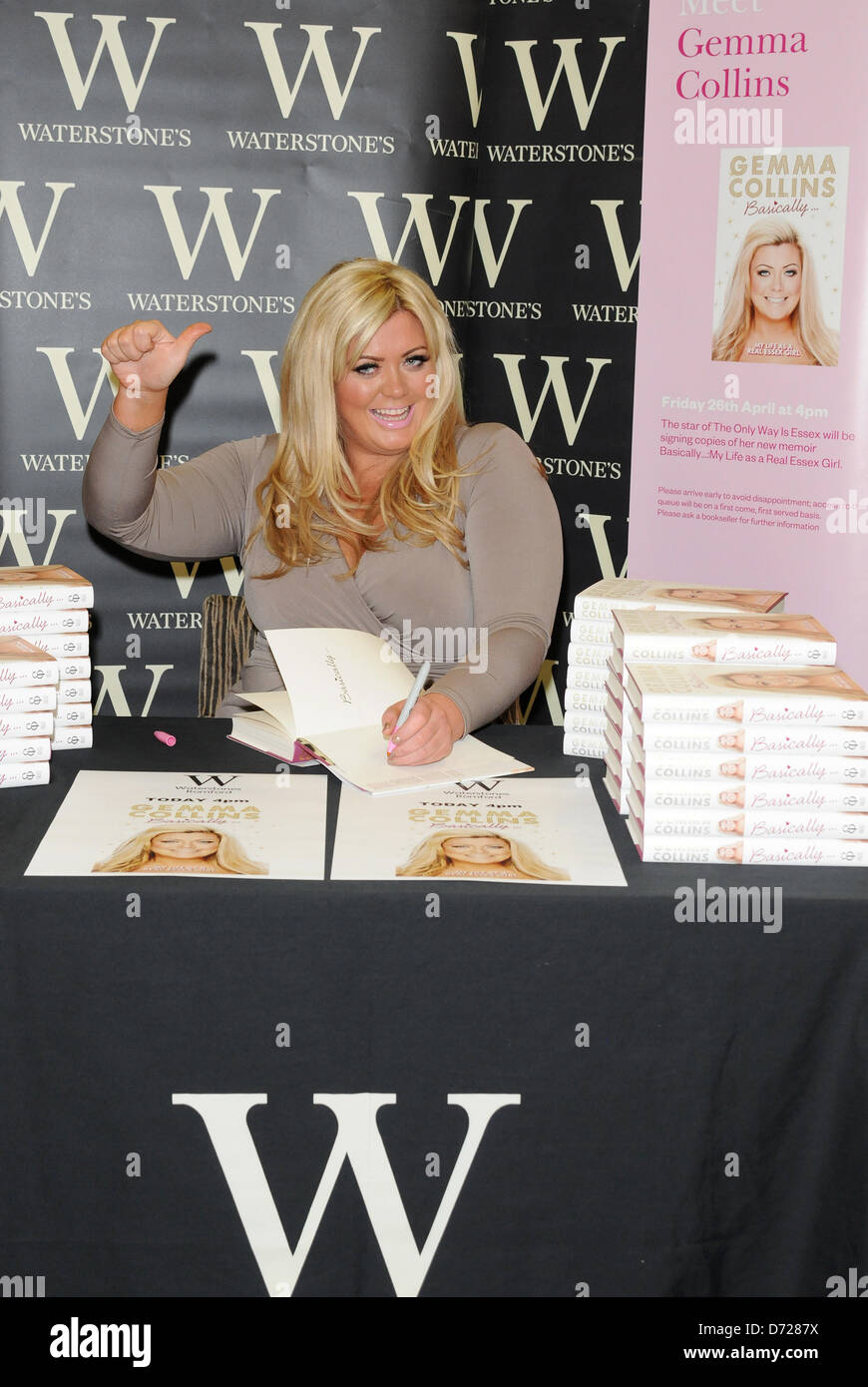 Romford, Essex, UK unterzeichnet 26. April 2013 - Gemma Collins aus GEISSENS Kopien von ihrem neuen Buch "im Grunde... Mein Leben als echte Essex Mädchen "bei Waterstones, die Liberty Einkaufszentrum, Romford, Essex, UK Credit: Ben Rektor/Alamy Stockfoto