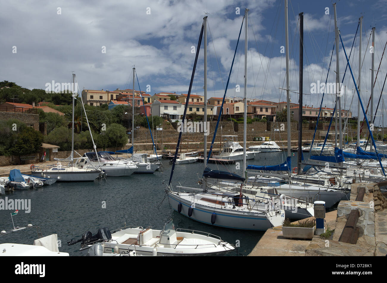 Stintino, Italien, ist der neue Hafen in der Küstenstadt ein Ausgangspunkt für Segler Stockfoto