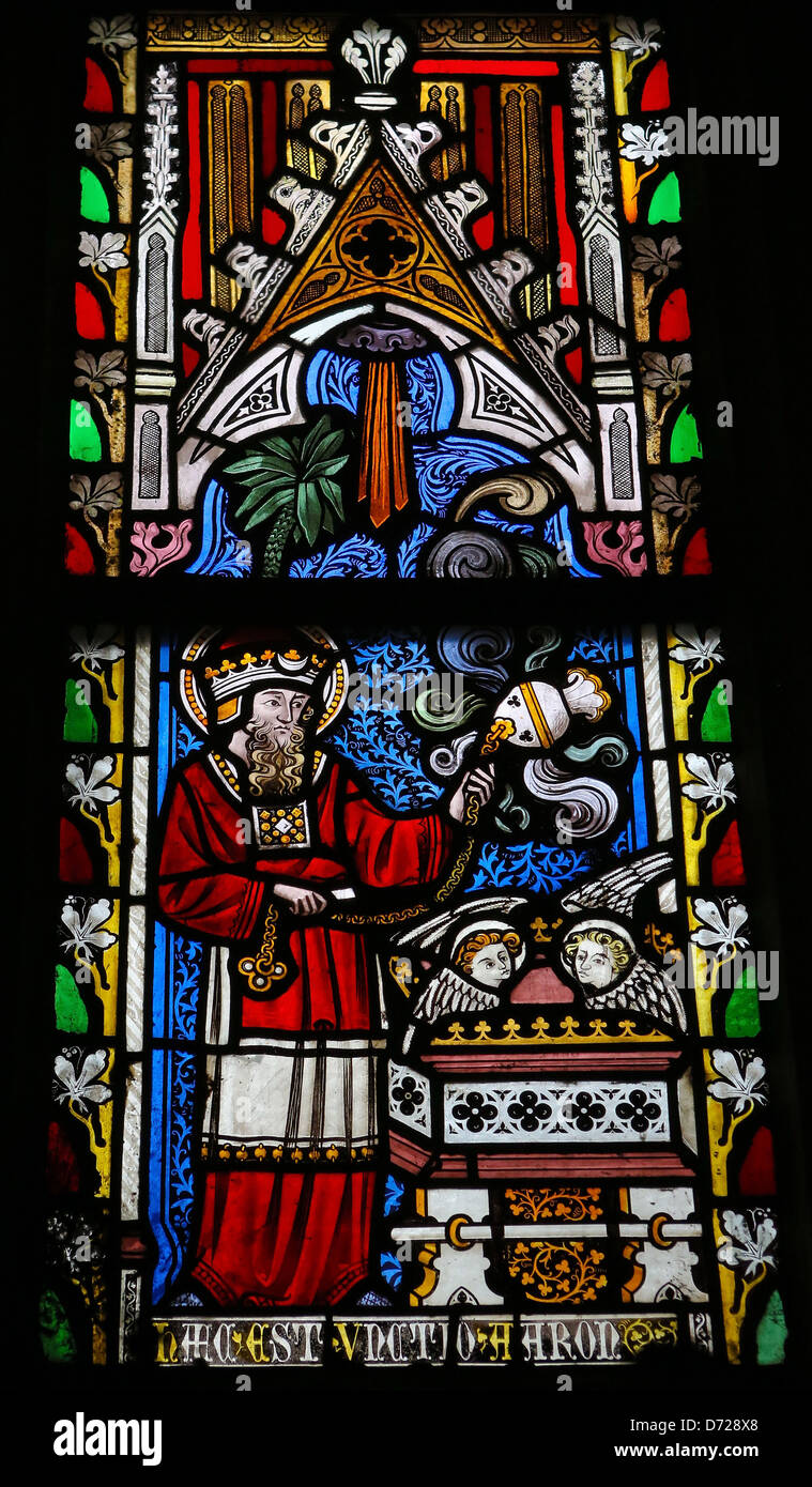 Glasfenster in der Kirche unserer lieben Frau in St. Truiden, Belgien. Dieses Fenster zeigt Levitikus 07:35 Stockfoto