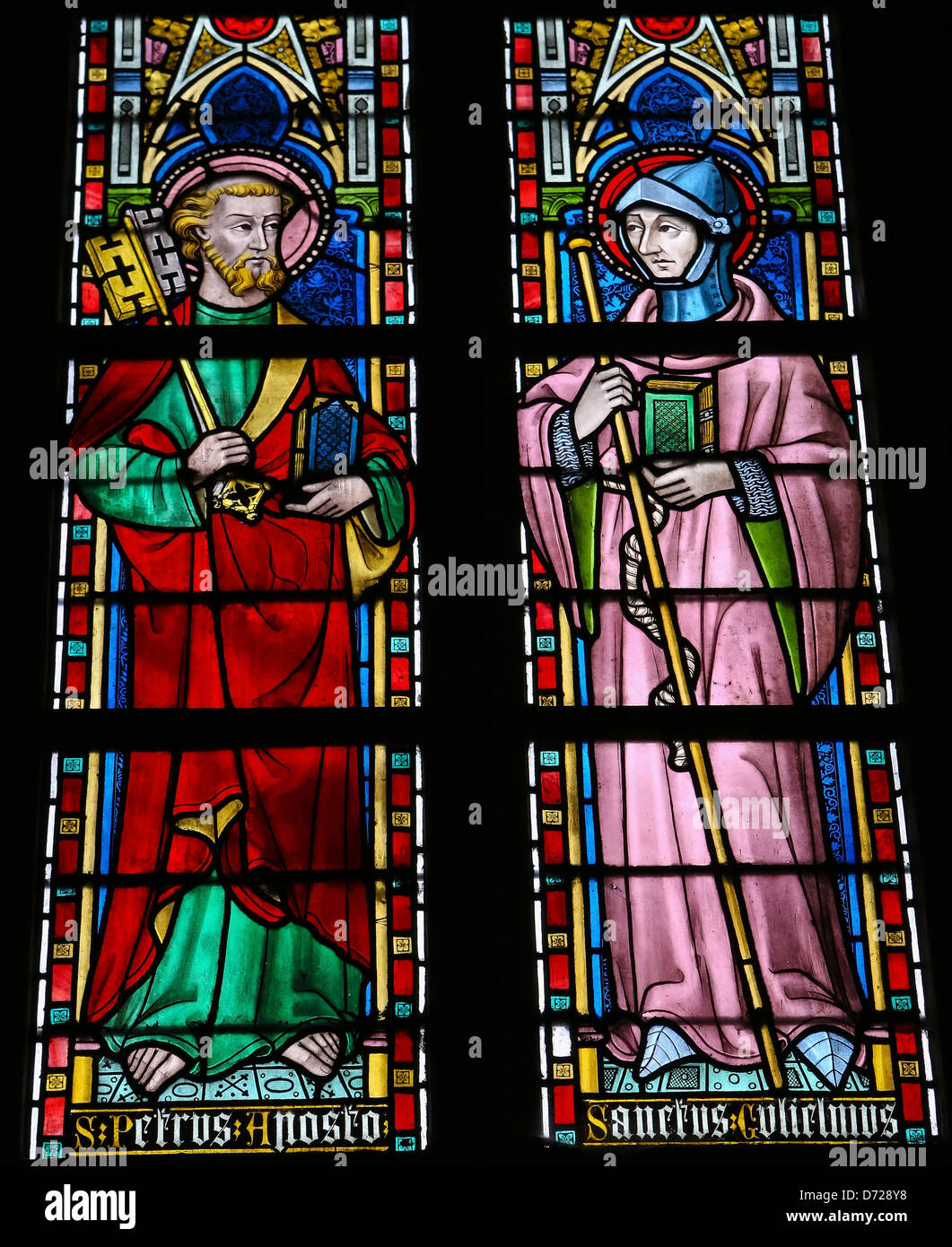 Glasmalerei-Fenster Darstellung Saint Peter and Saint Gulielmus in der Kirche unserer lieben Frau in St. Truiden, Belgien. Stockfoto