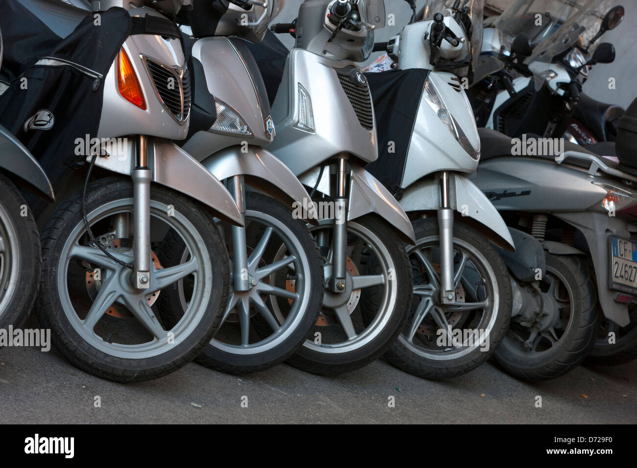 Die Vorderräder des Mopeds geparkt auf der Straße, Rom, Italien Stockfoto