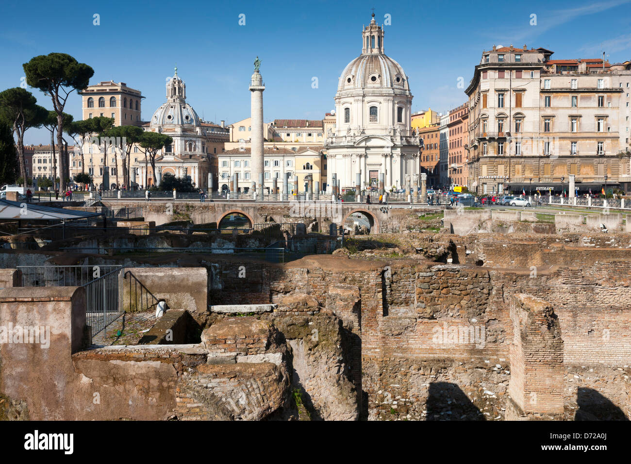 Kuppeln der Kirchen Santa Maria di Loreto und Sacro Nome di Maria, Trajans Säule Stockfoto