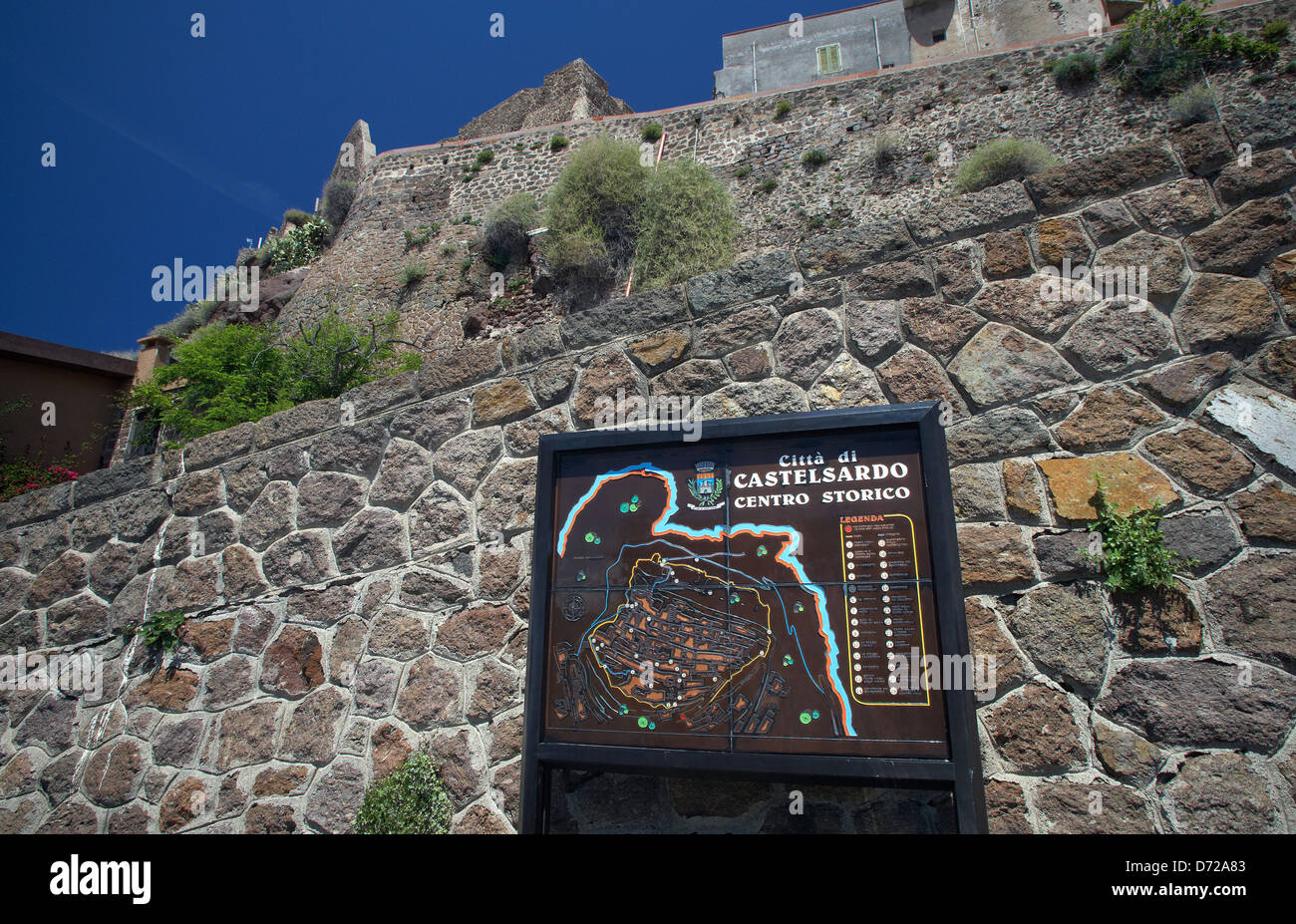 Castelsardo, Italien, zeigt eine Plakatwand in Relief, den Grundriss und eine Karte Stockfoto