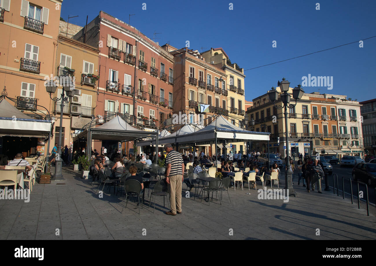Cagliari, Italien, Straßencafés auf Piazza Yenne in Sardinien Stockfoto