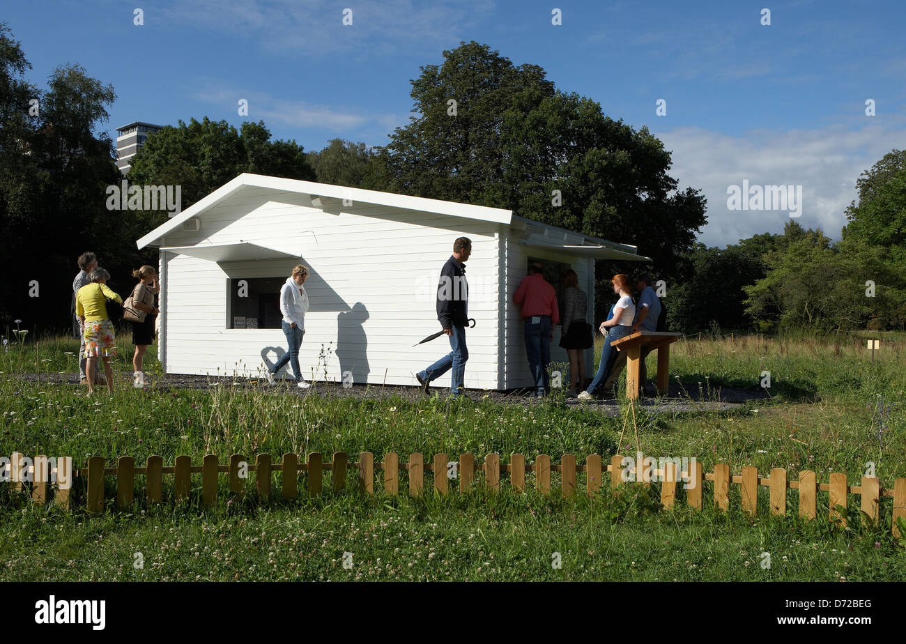 Kassel, Deutschland, Documenta Besucher auf einem weißen Holzhaus in der Karlsaue Stockfoto