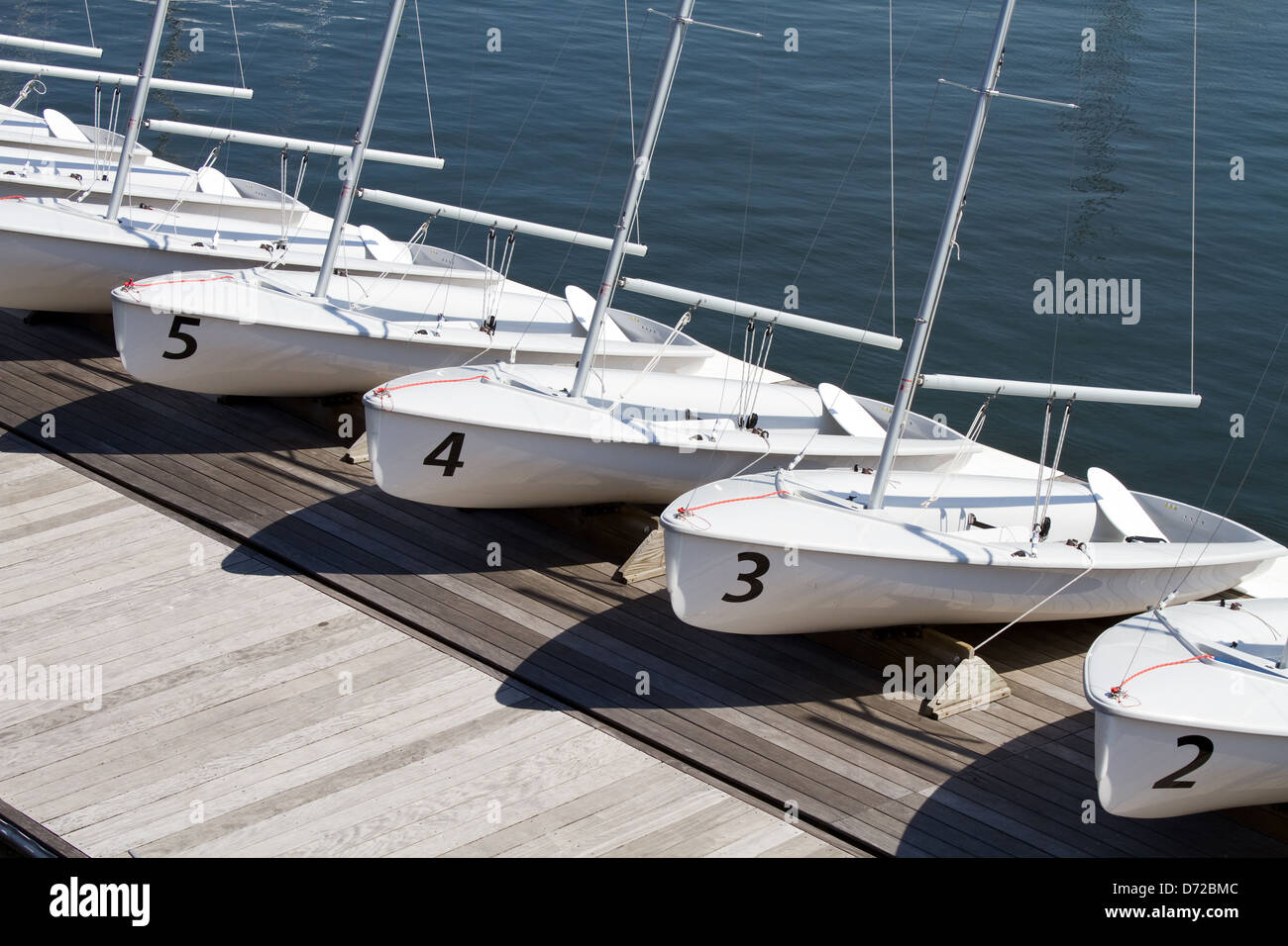 Geringe Leihgebühr Mittelschwert Segelboote säumen den Pier in einem Yacht-Club auf dem Wasser. Stockfoto