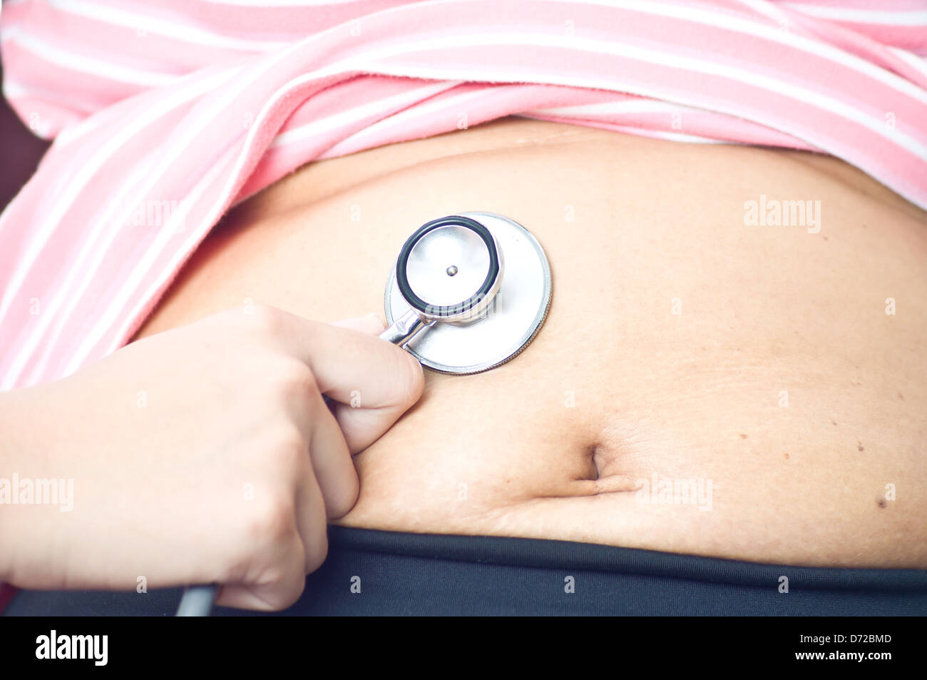 Prüfung Bauch durch Arzt und Nutzung Stethoskop Stockfoto