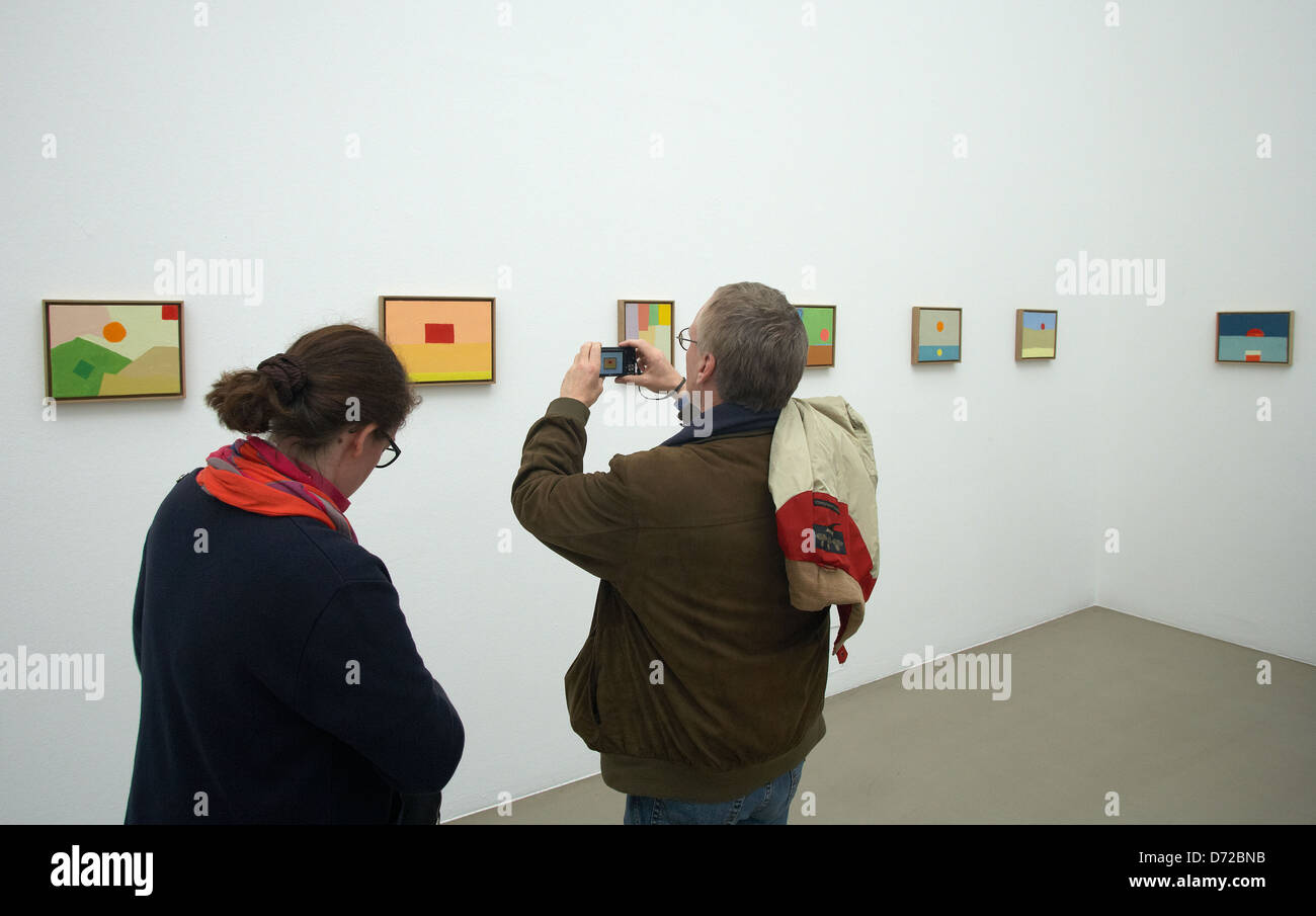 Kassel, Deutschland, Gemälde des Künstlers Etel Adnan in der Documenta-Halle Stockfoto