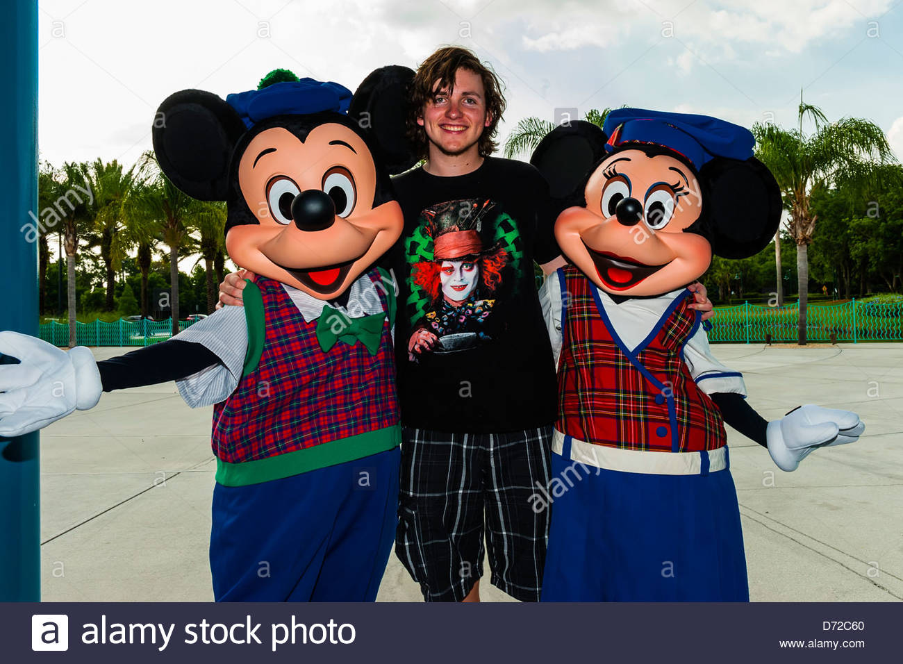 Junger Mann Mit Micky Und Minnie In Fantasia Gardens Minigolf Kurs