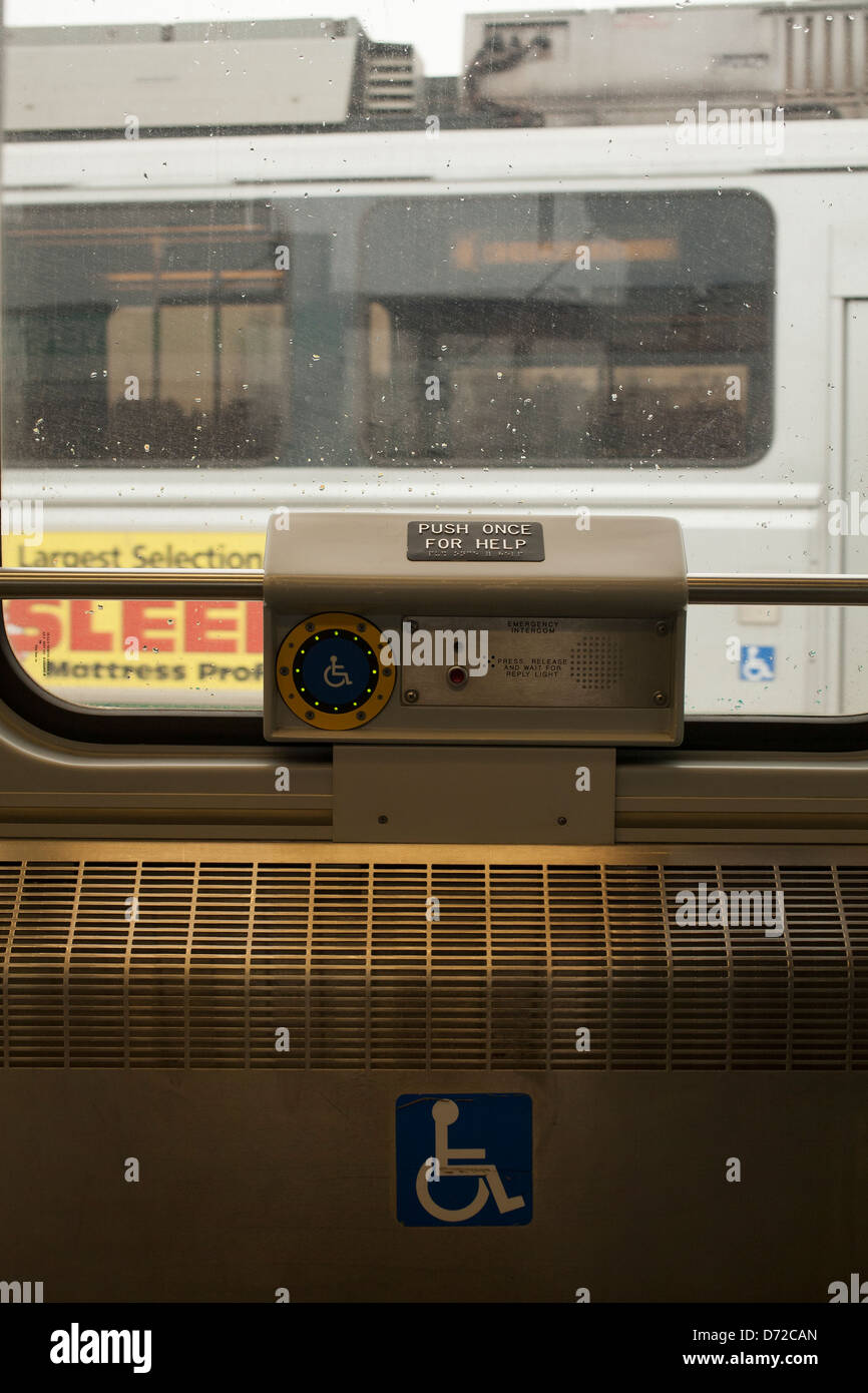 Vorzeichen gibt Platz für Rollstühle auf der grünen Linie Straßenbahn und u-Bahn Autos in Boston und Vororten. Hinweis: die Schaltfläche Hilfe Stockfoto