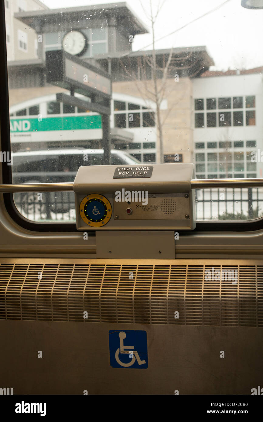 Vorzeichen gibt Platz für Rollstühle auf der grünen Linie Straßenbahn und u-Bahn Autos in Boston und Vororten. Hinweis: die Schaltfläche Hilfe Stockfoto