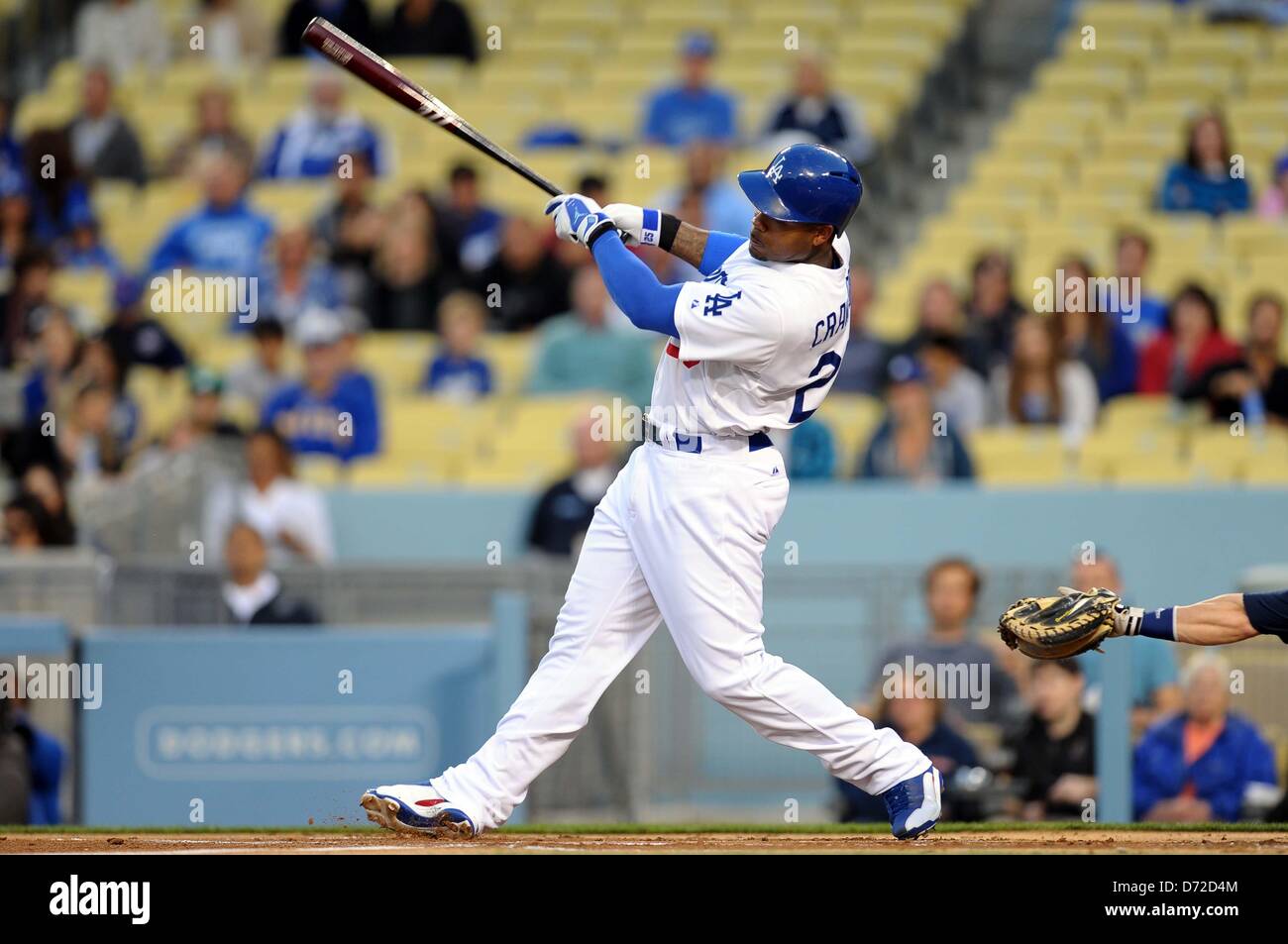 Los Angeles, CA, USA. 26. April 2013.  Los Angeles Dodgers linker Feldspieler Carl Crawford (25) at bat während der Major League Baseball Spiel zwischen den Los Angeles Dodgers und den Milwaukee Brewers im Dodger Stadium in Los Angeles, CA. David Hood/CSM/Alamy Live News. Stockfoto