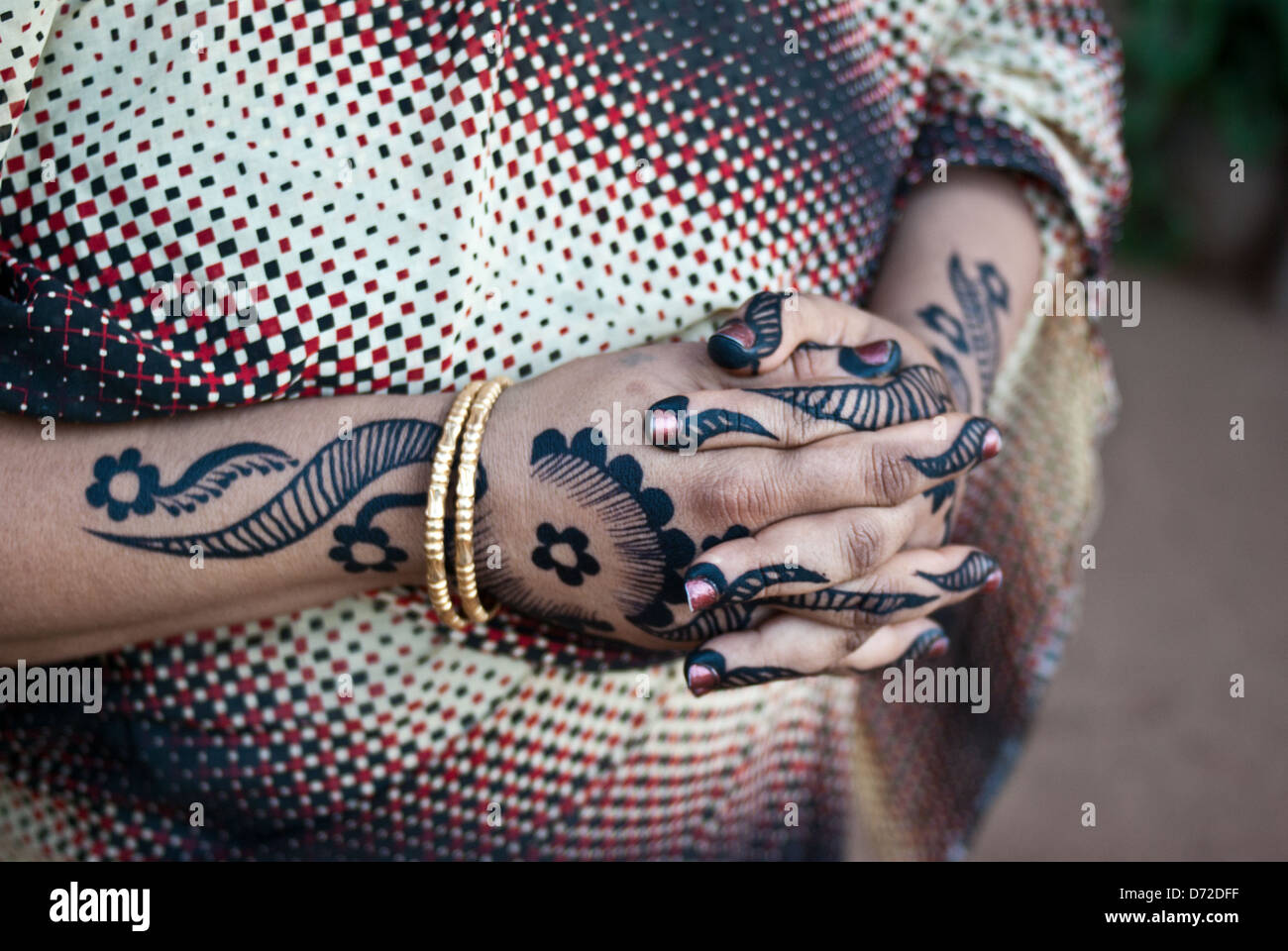 Frau mit Henna-Tattoo auf ihren Händen, Atbara, Sudan. Stockfoto