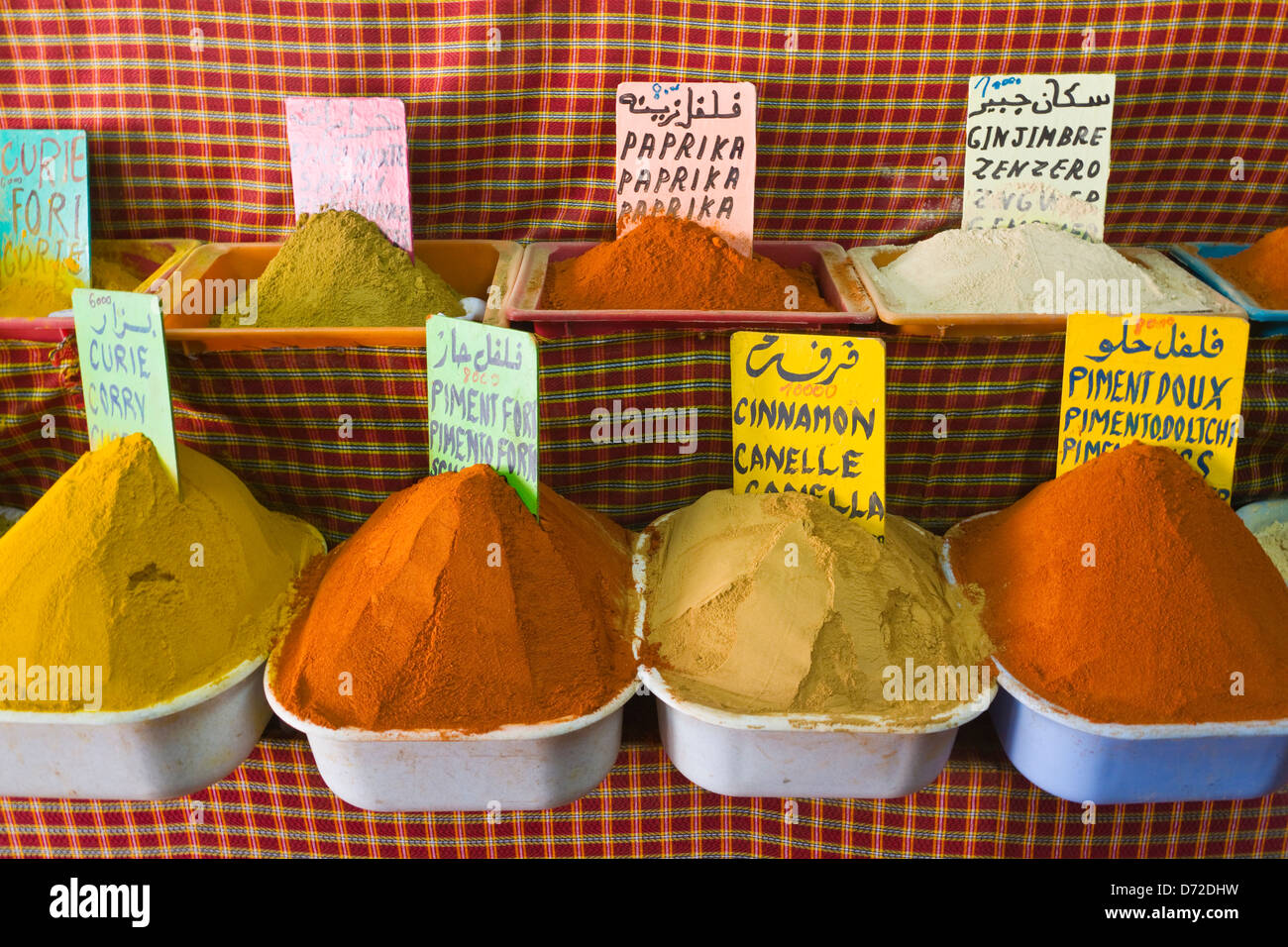 Verkauf Gewürz auf dem Markt, Gabes, Tunesien Stockfoto