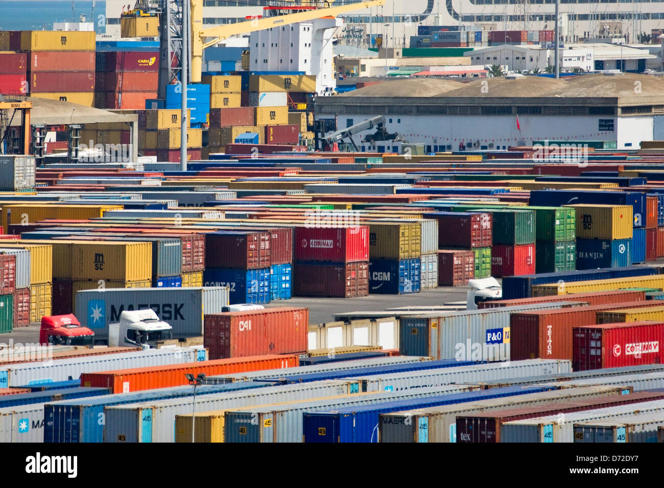 Belebten Hafen mit Schiff und Containern, Tunis, Tunesien Stockfoto
