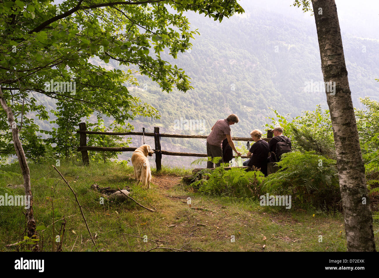 Corzoneso, Schweiz, Wanderer während einer Pause in der Blenio Stockfoto