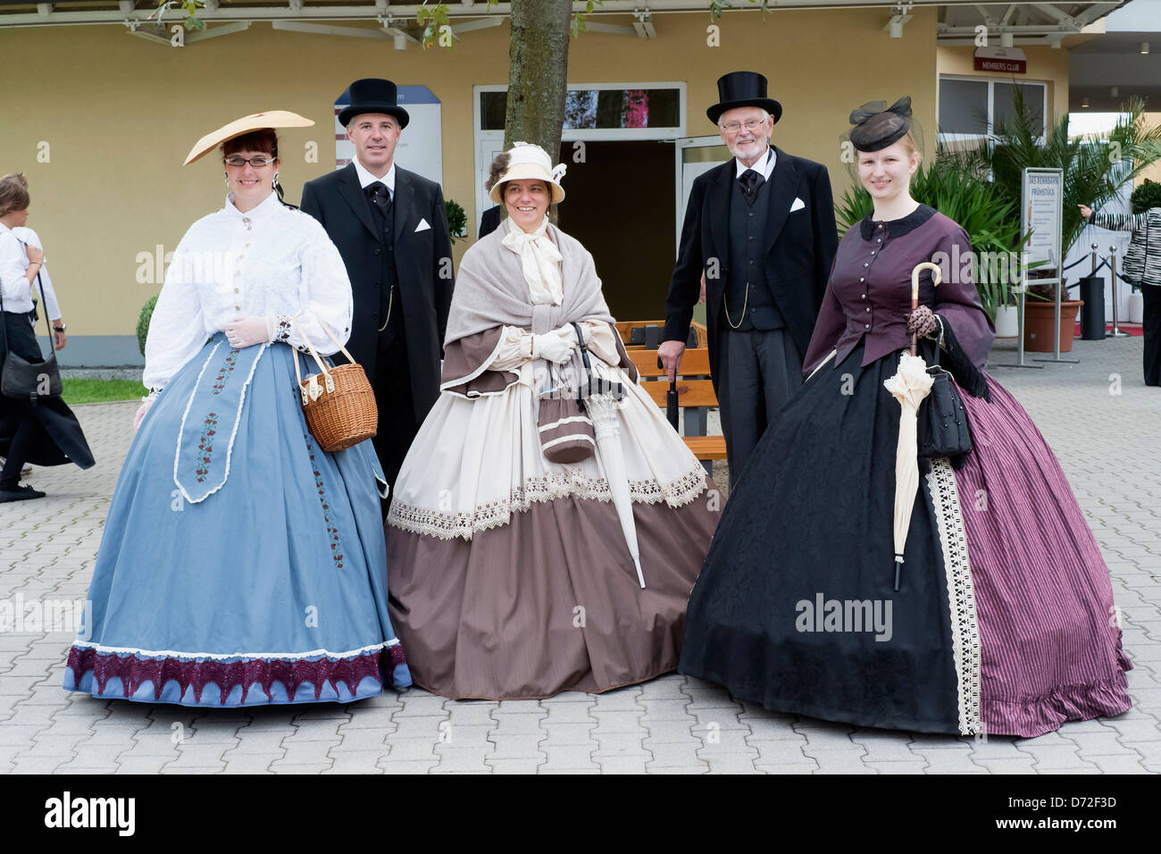 Iffezheim, Deutschland, Frauen und Männer in historischen Kostümen Stockfoto