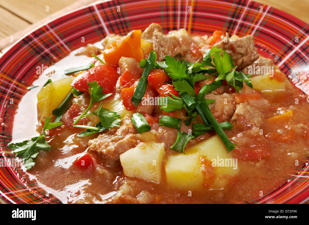 Traditionelle ungarische hausgemachte heiße Gulaschsuppe ...