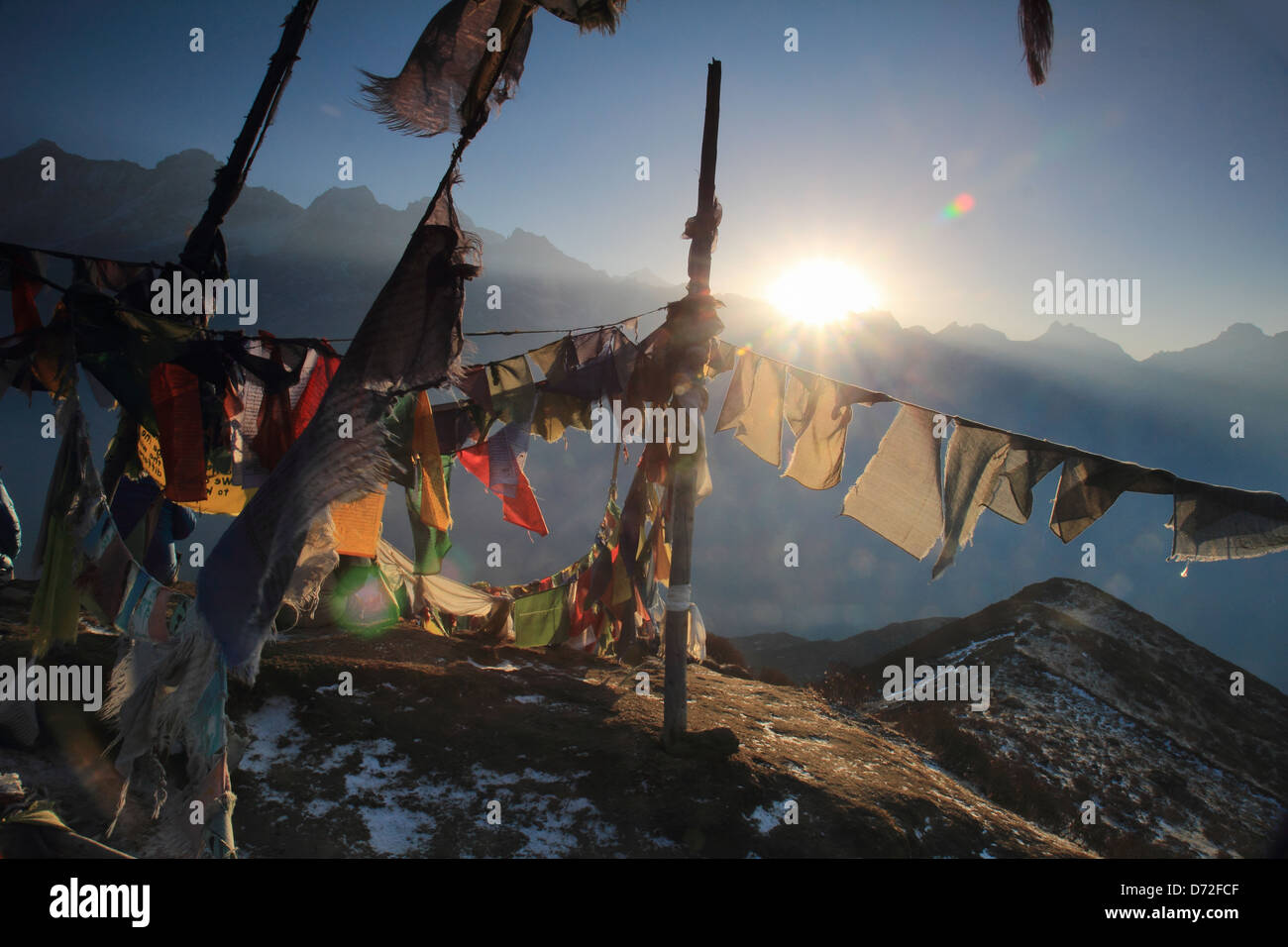 Gebetsfahne symbolisiert die Verehrung indischer Abstammung, die in den Tälern von Tibet leben. Stockfoto