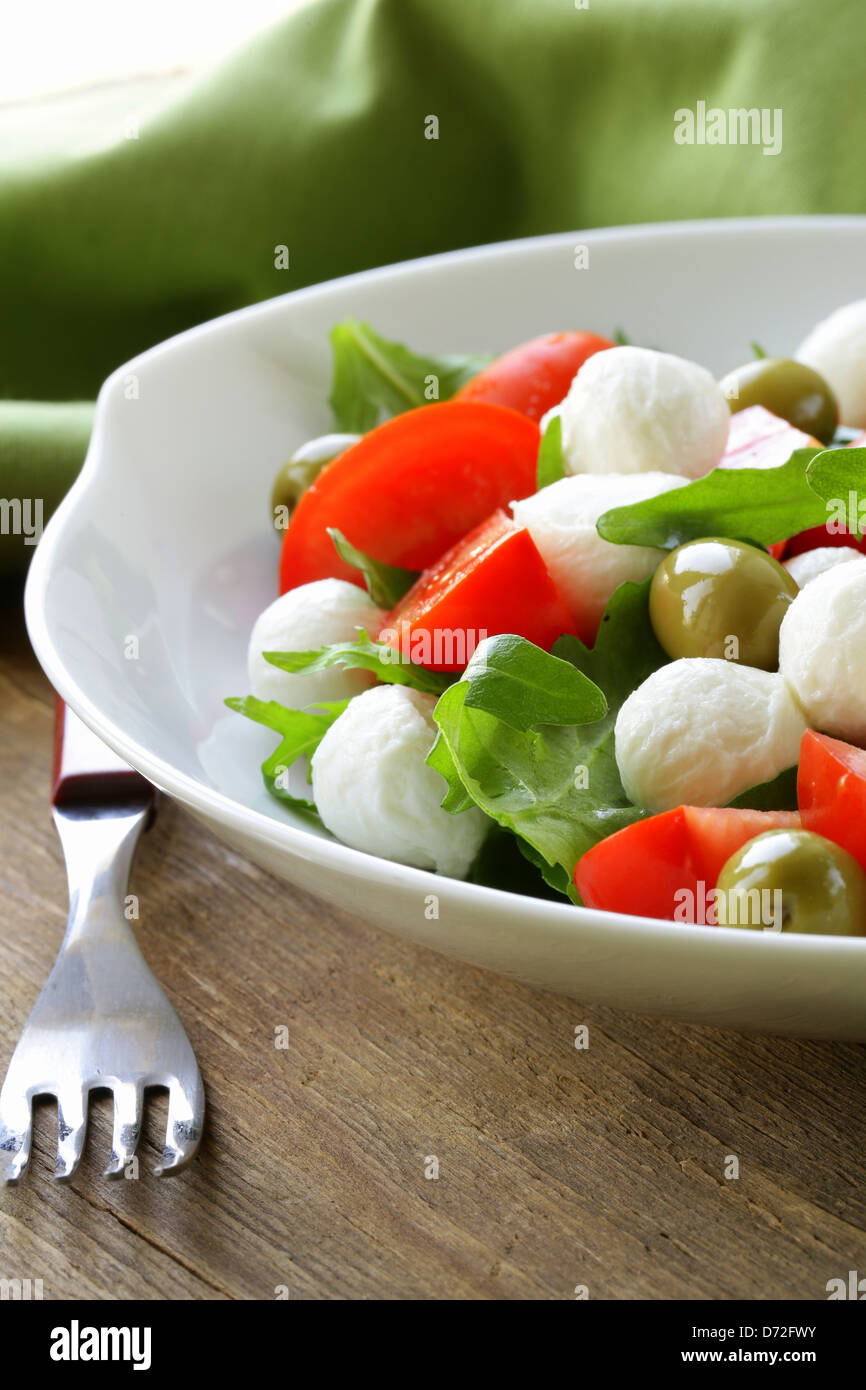 Salat mit Oliven, Tomaten und Mozzarella-Käse Stockfoto