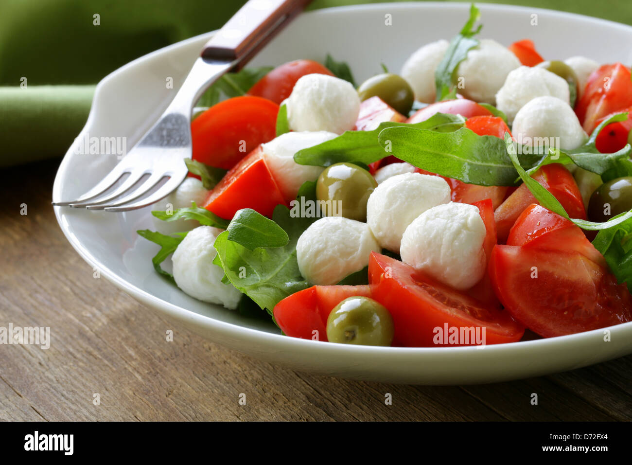 Salat mit Oliven, Tomaten und Mozzarella-Käse Stockfoto