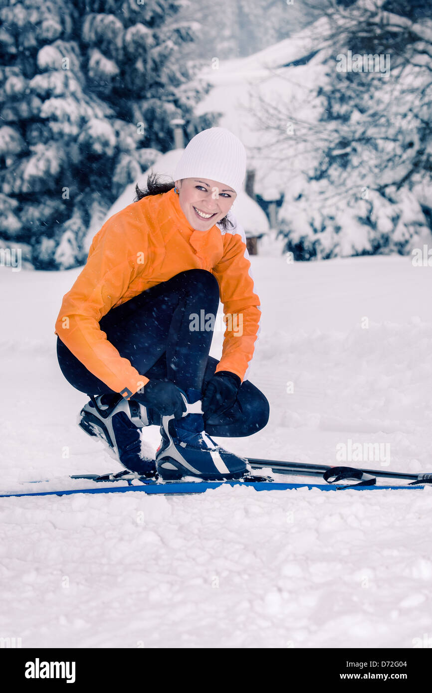 junge Frau Langlaufen in einem Wald Stockfoto